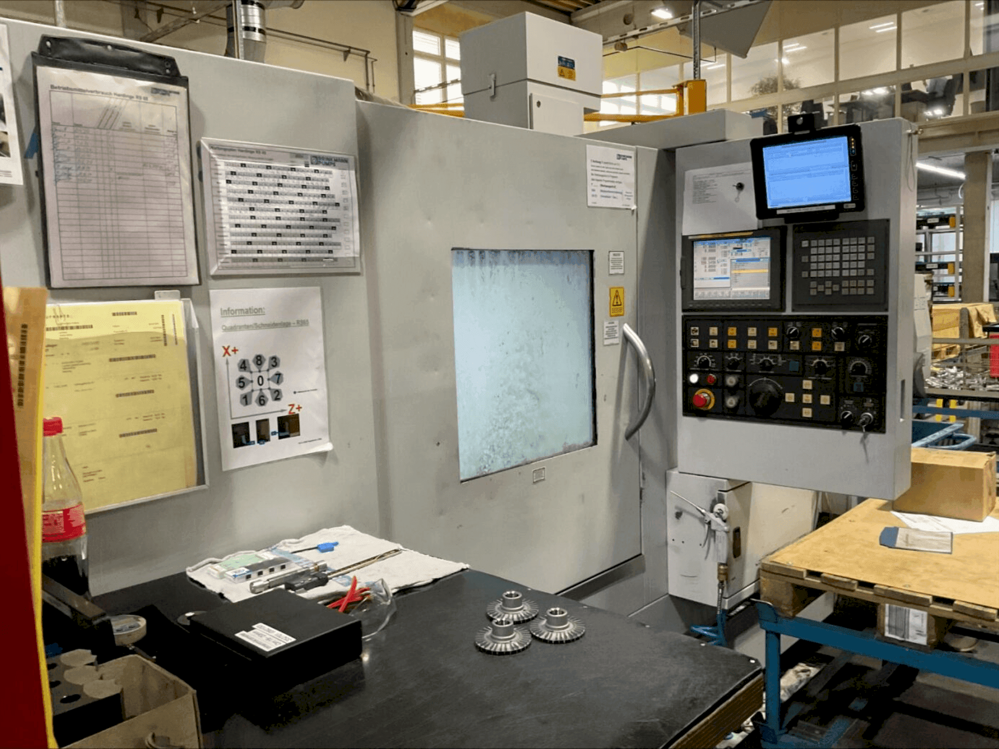 Vue de face de la machine HARDINGE RS65