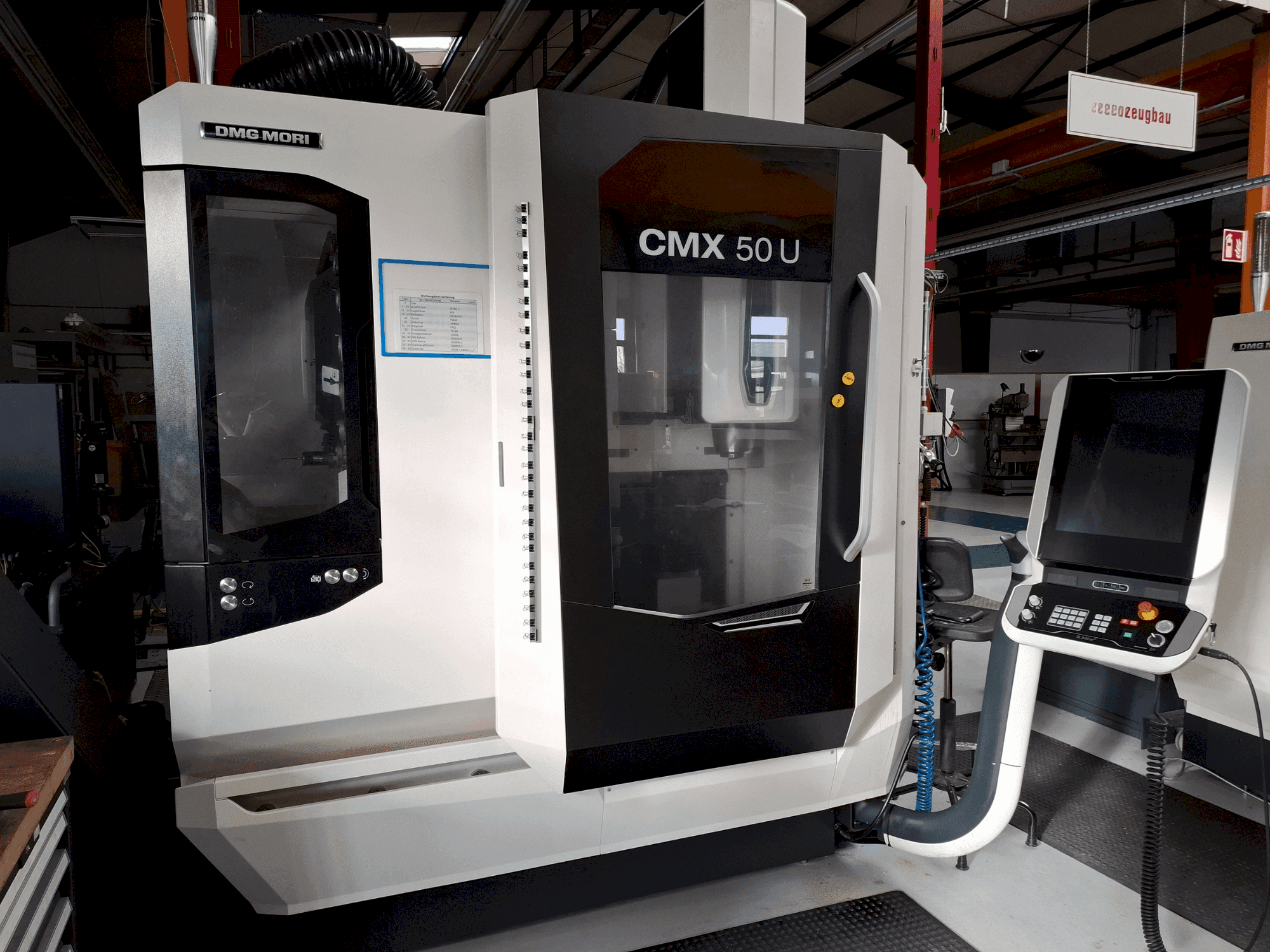 Vue de face de la machine DMG MORI CMX 50U
