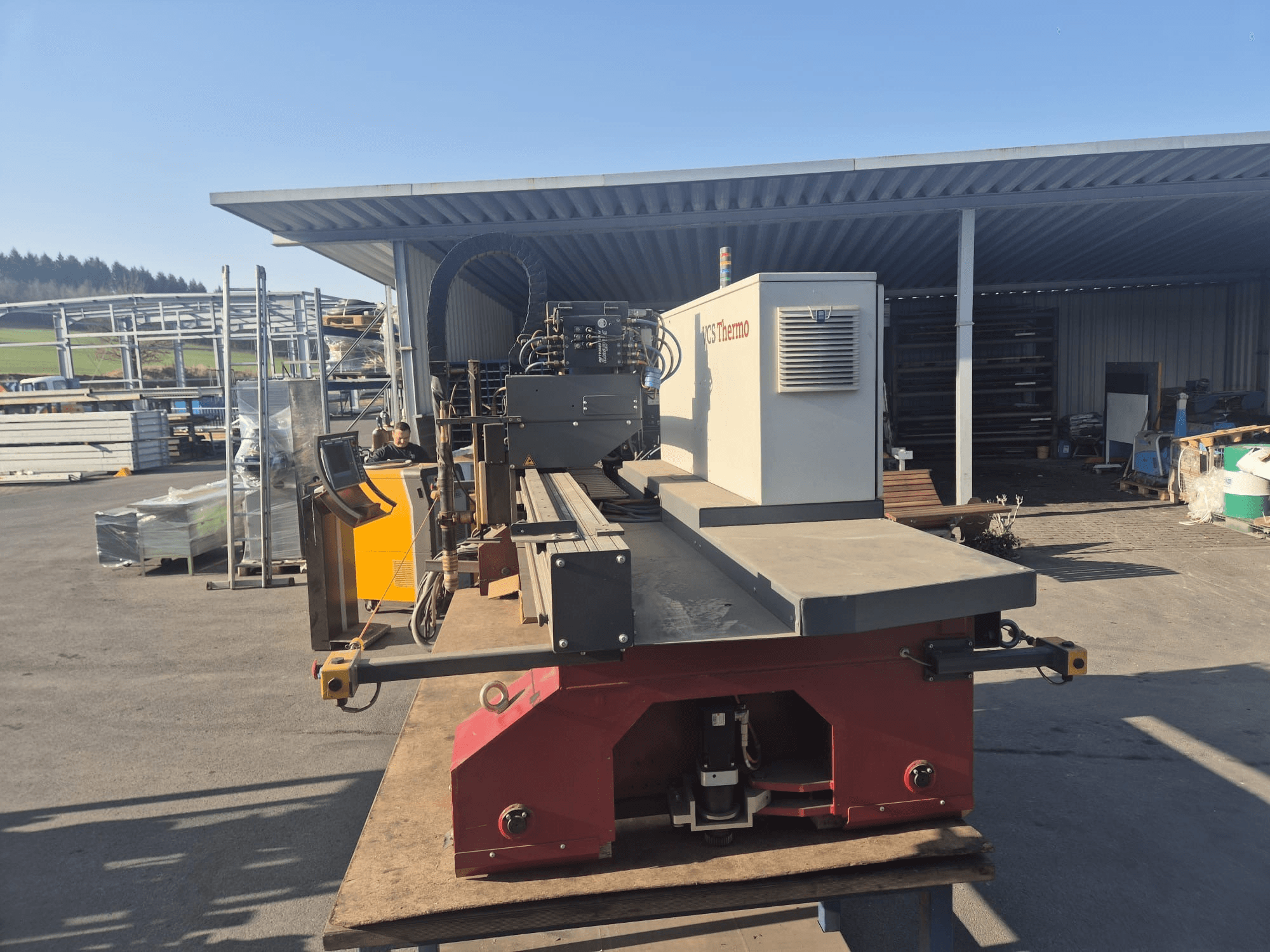 Vue de face de la machine de découpe plasma VOORTMAN VACAM VCS Thermo sur un plan de travail, montrant le panneau de commande et la zone de découpe.