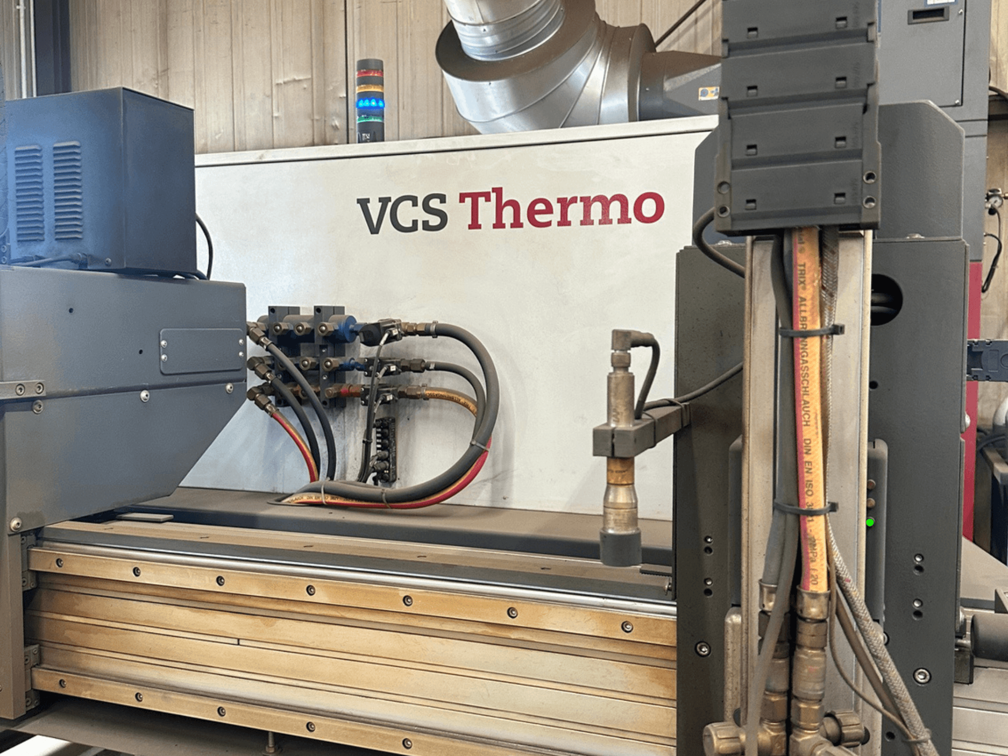 Machine de découpe au plasma Hypertherm HPR130XD, vue de profil présentant les raccordements, le panneau de commande et les composants opérationnels.
