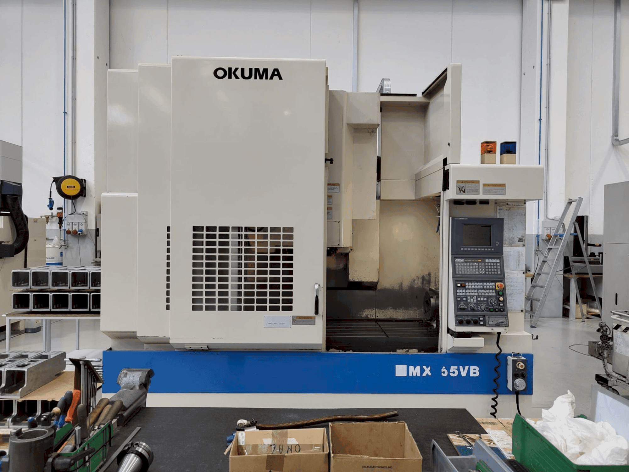 Vue de face de la machine Okuma MX 55 VB