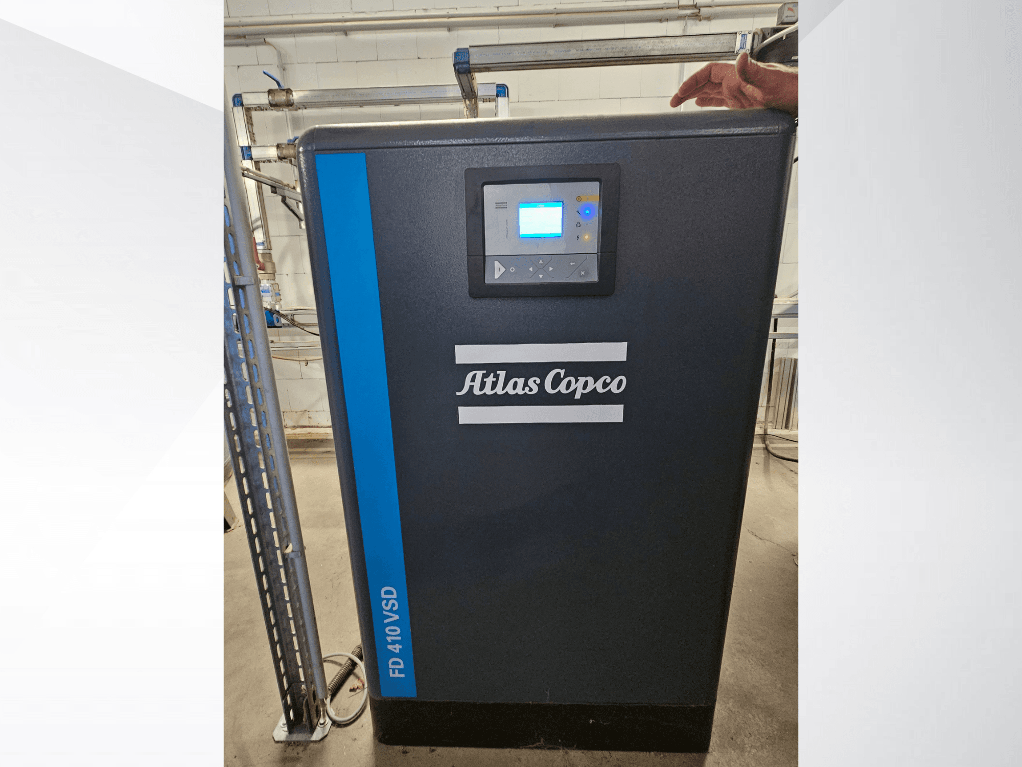 Compresseur d'air Atlas Copco GA 110 VSD+ en vue de face, avec un affichage numérique et des accents bleus pour une identification facile.