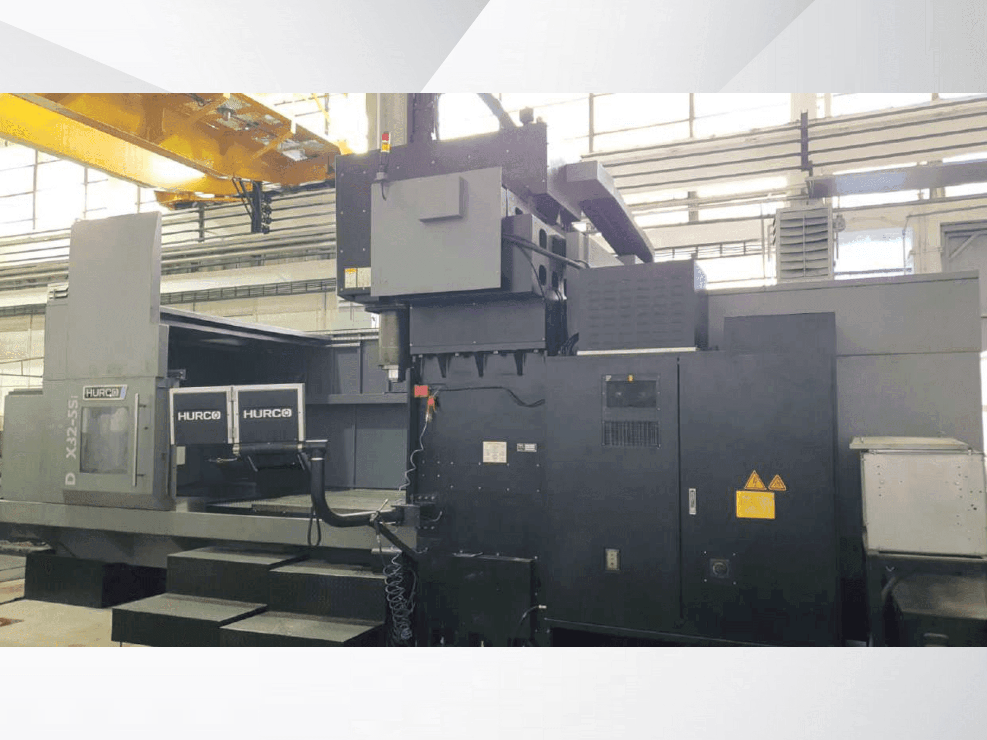 Vue de face de la machine Hurco DCX32-5Si