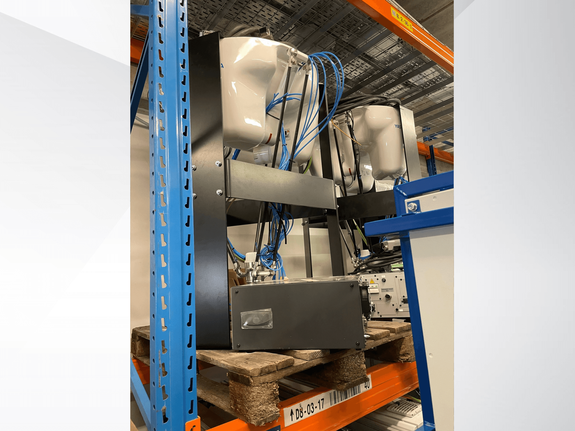 Bras robotique Yaskawa Motoman MPP3H, vu de profil, avec le câblage et les composants visibles sur un support de rangement.