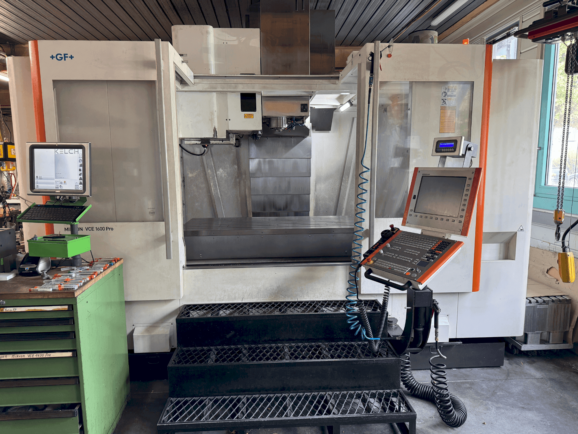 Vue de face de la machine MIKRON VCE 1600 PRO