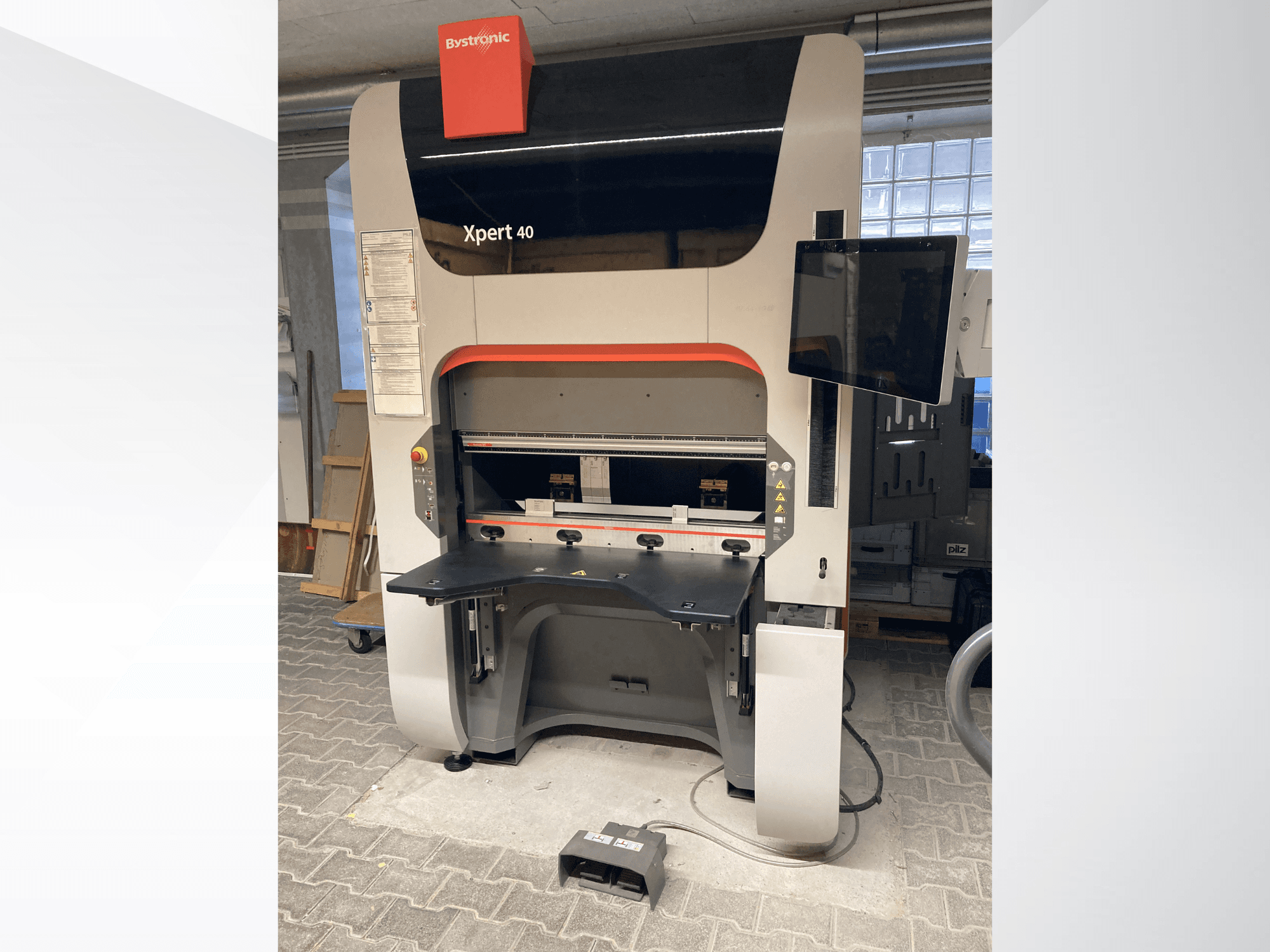 Presse plieuse Bystronic Xpert 40/1030 vue de face, présentant le panneau de commande, la surface de travail et le moniteur connecté.