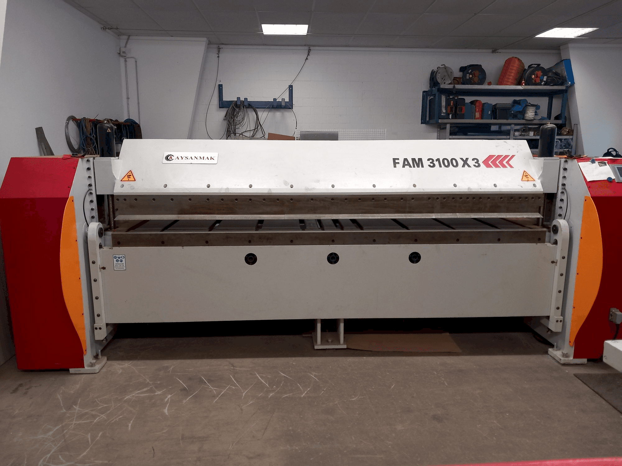 Vue de face de la machine AYSANMAK FAM 3100 X3