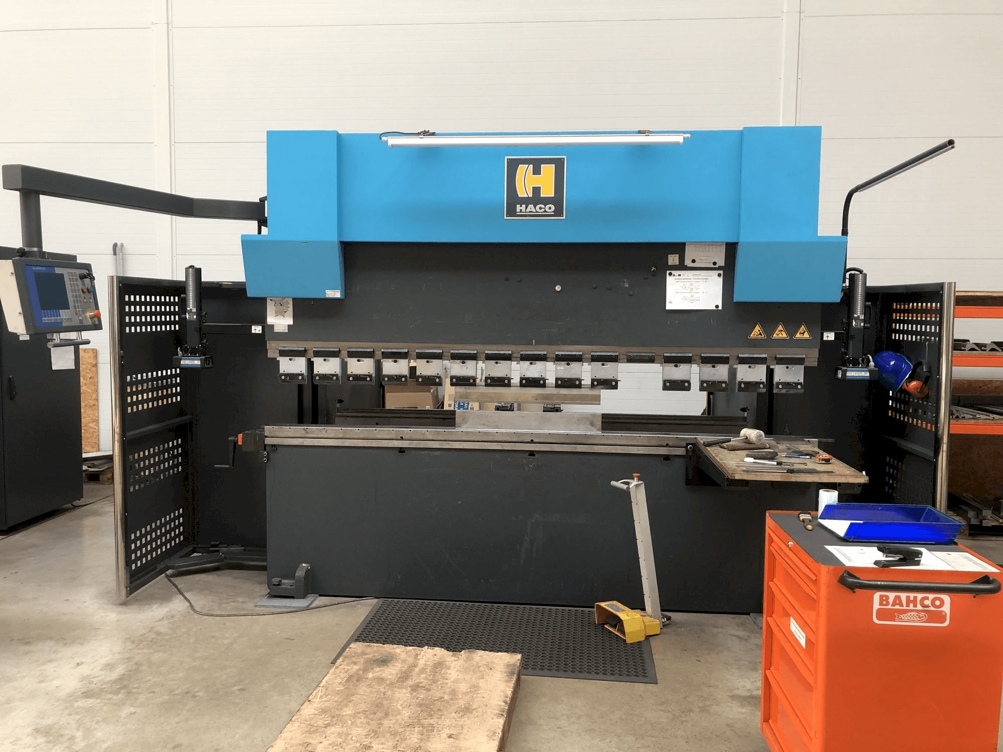 Vue de face de la machine HACO ERMS30250
