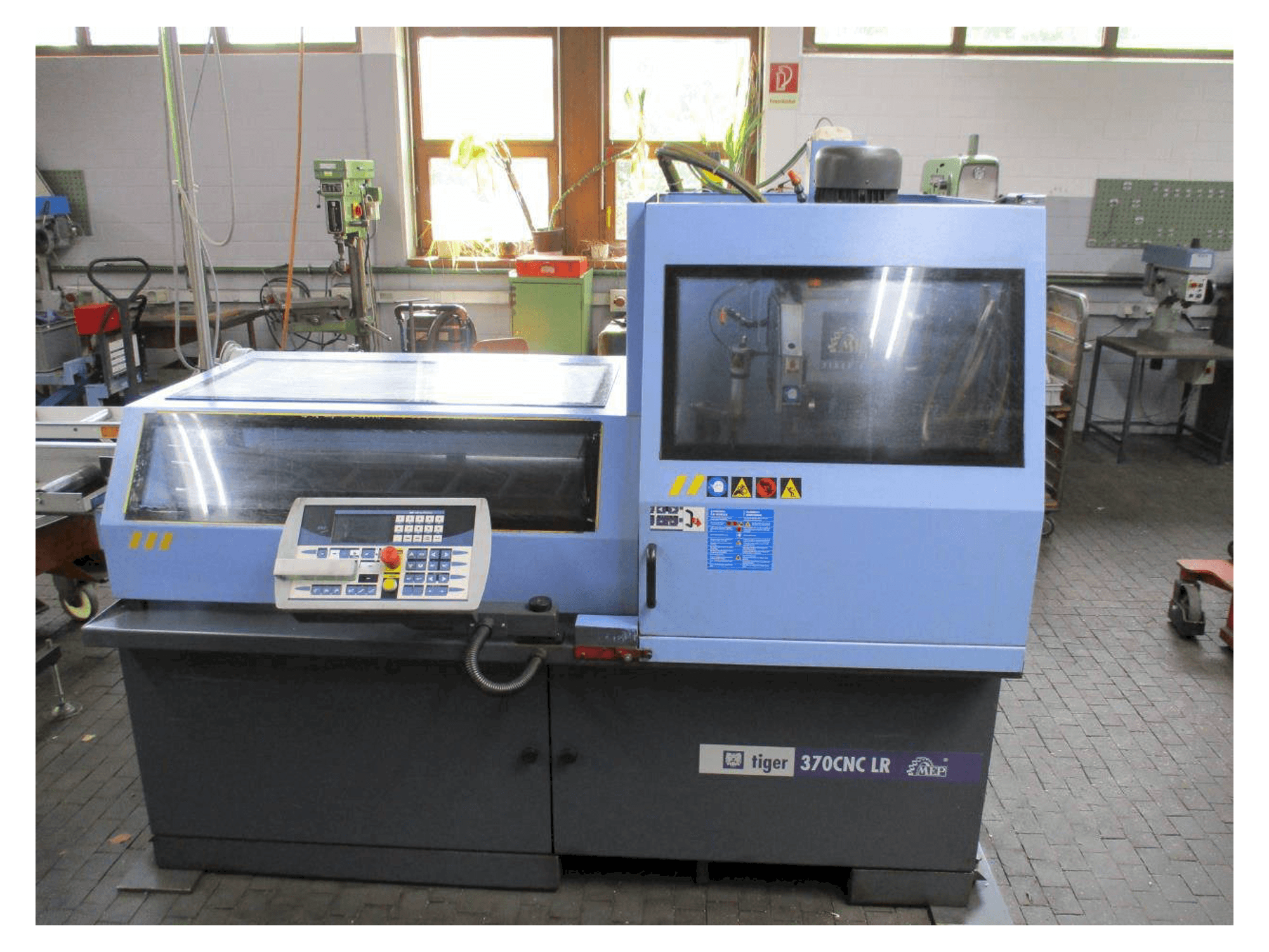 Vue de face de la machine MEP TIGER 370 CNC - LR