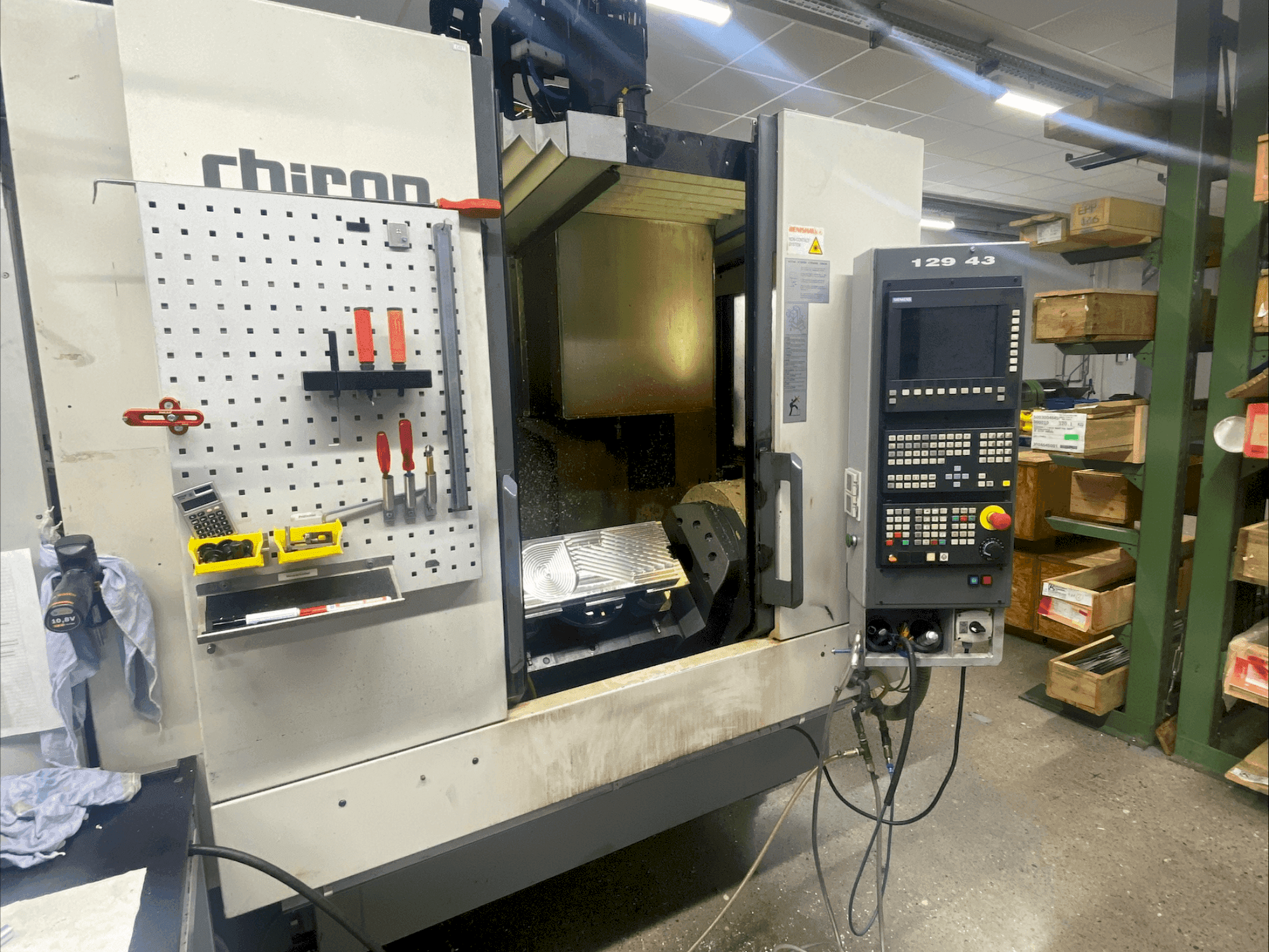 Vue de face de la machine CHIRON FZ 15K S