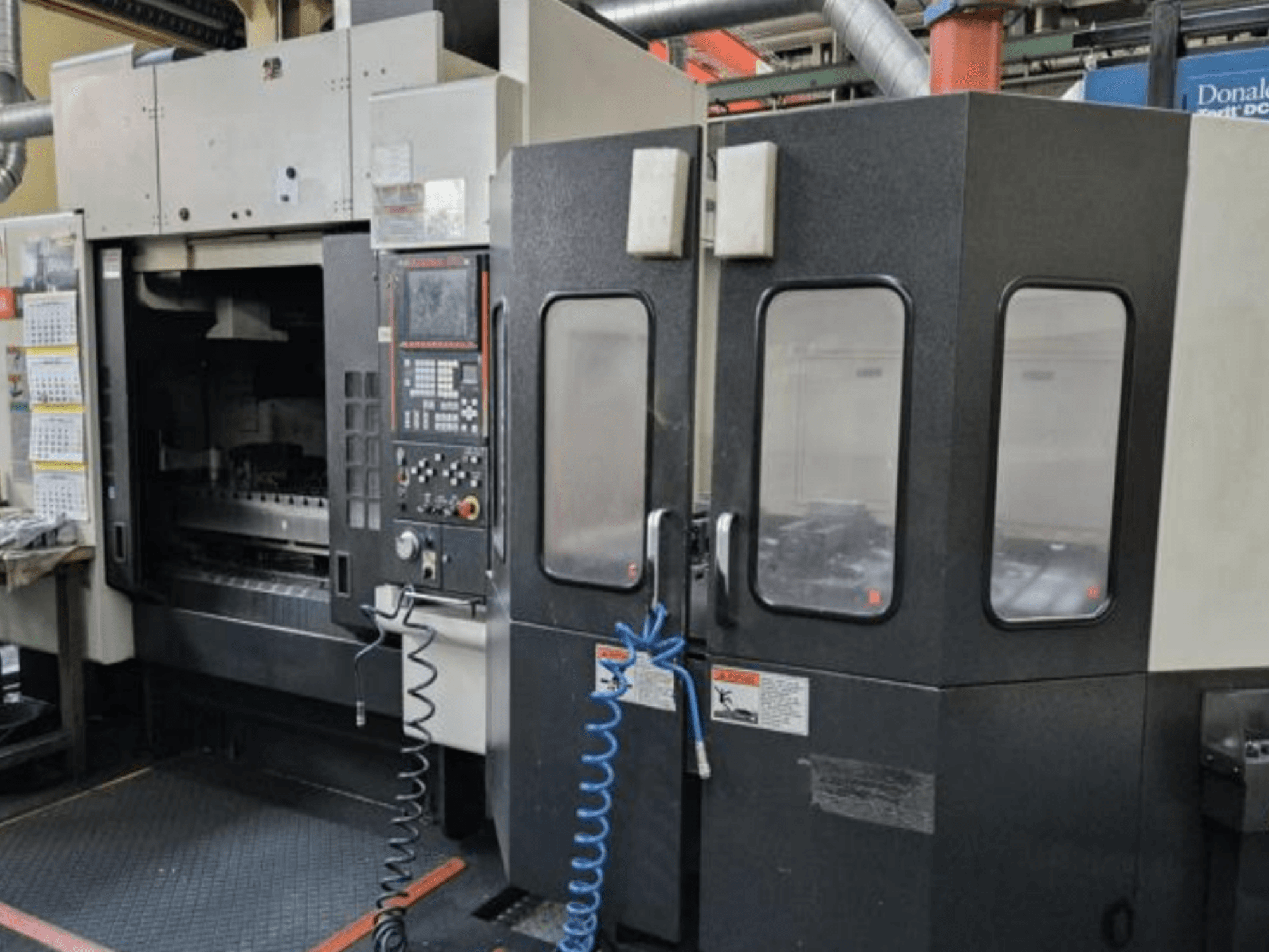 Centre d'usinage vertical Mazak V515/40N en vue frontale, avec panneau de commande et zone de travail fermée.