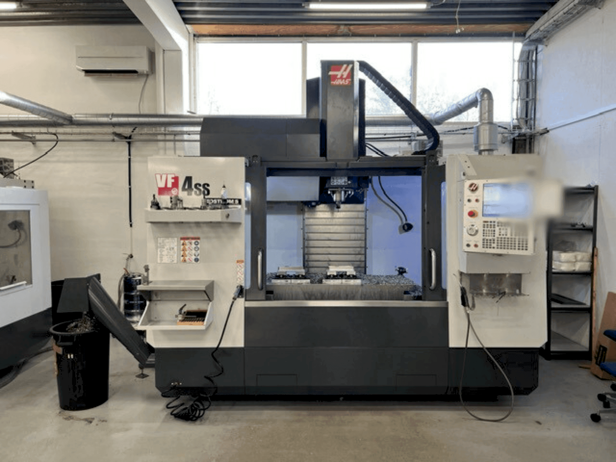 Vue de face de la machine HAAS VF-4SS