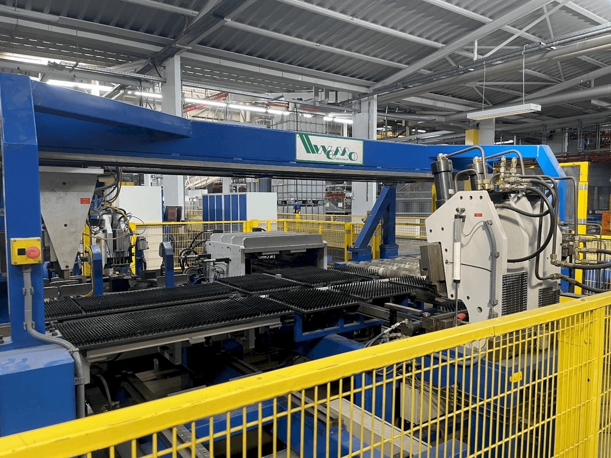 Vue de face de la machine WEMO Punching-Bending-System