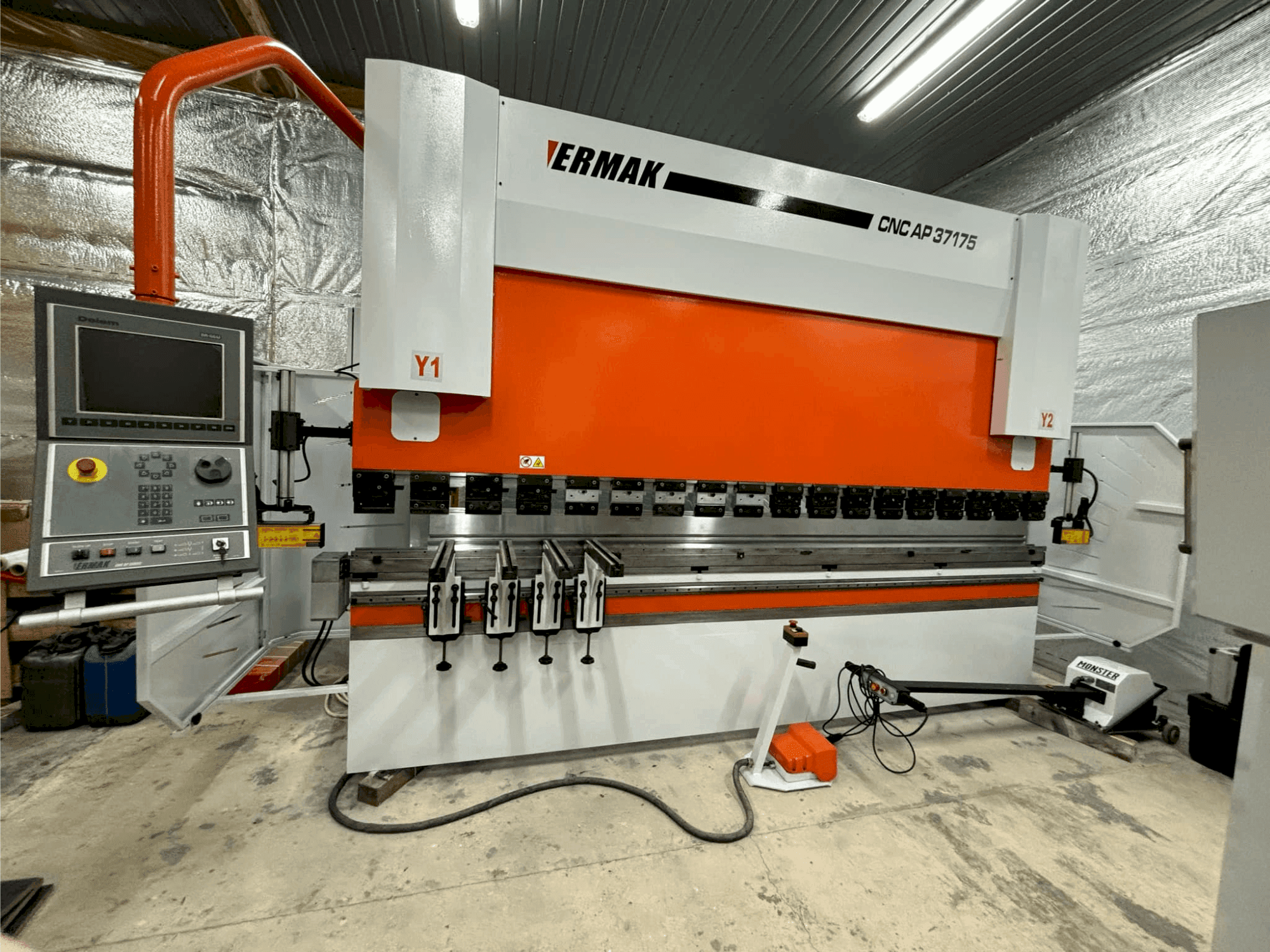 Vue de face de la machine ERMAKSAN CNC AP 3760X175