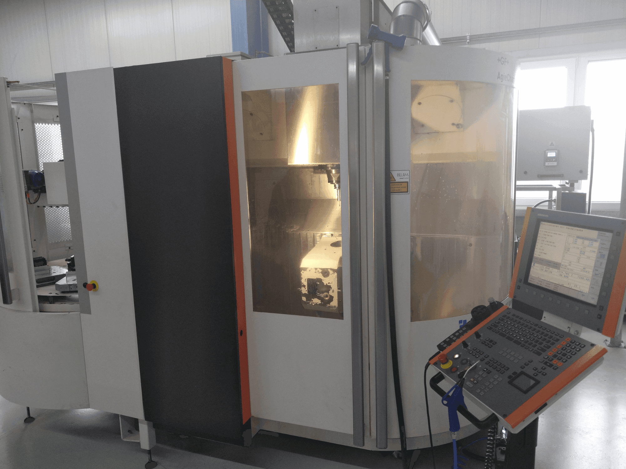 Vue de face de la machine +GF+ AGIE CHARMILLES MIKRON UCP 600 Vario