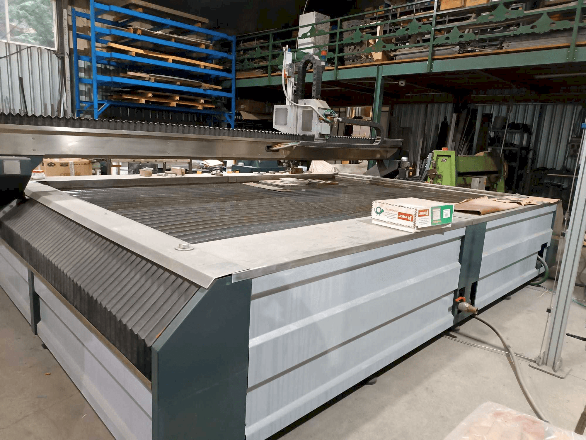 Vue de face de la machine SOITAAB Waterjet IP-20
