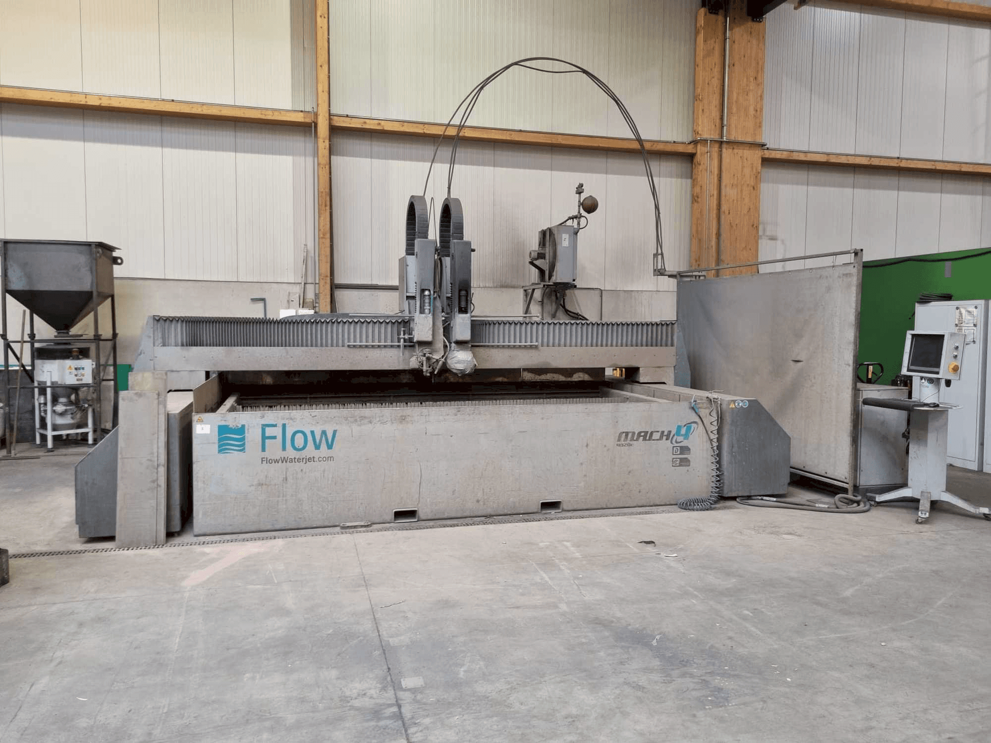 Vue de face de la machine Flow WMC 2 4020 Mach 4