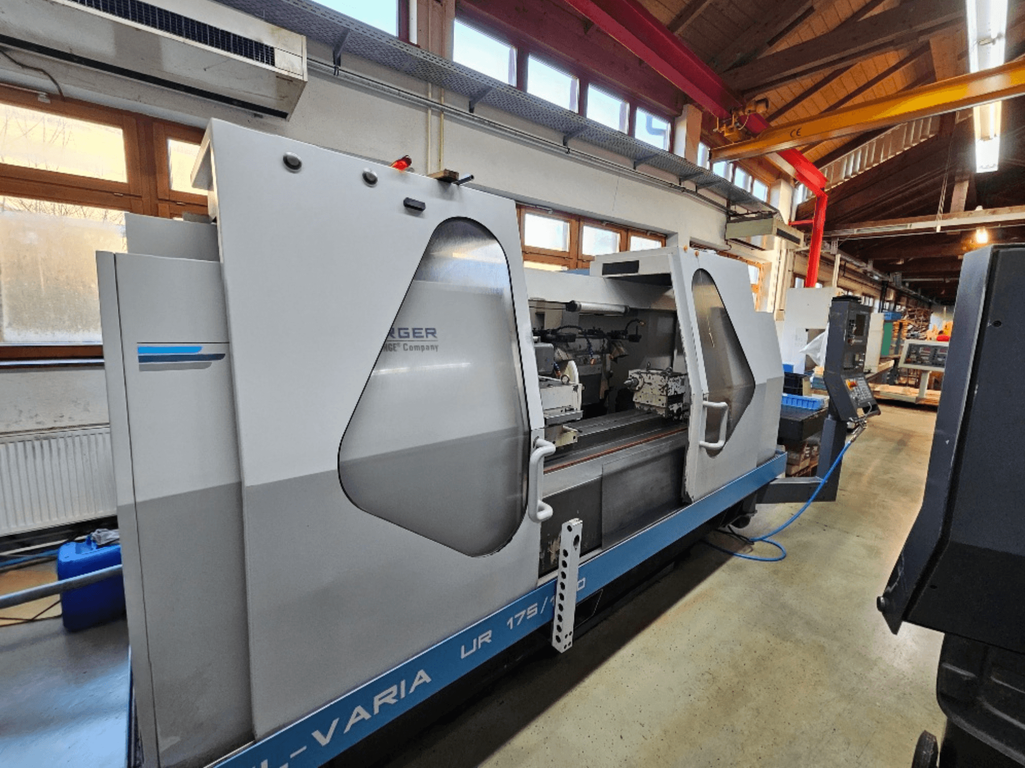 Machine CNC de Burg, modèle UR 175/300, vue de côté. Elle présente un design épuré avec des commandes et une zone de travail visibles.