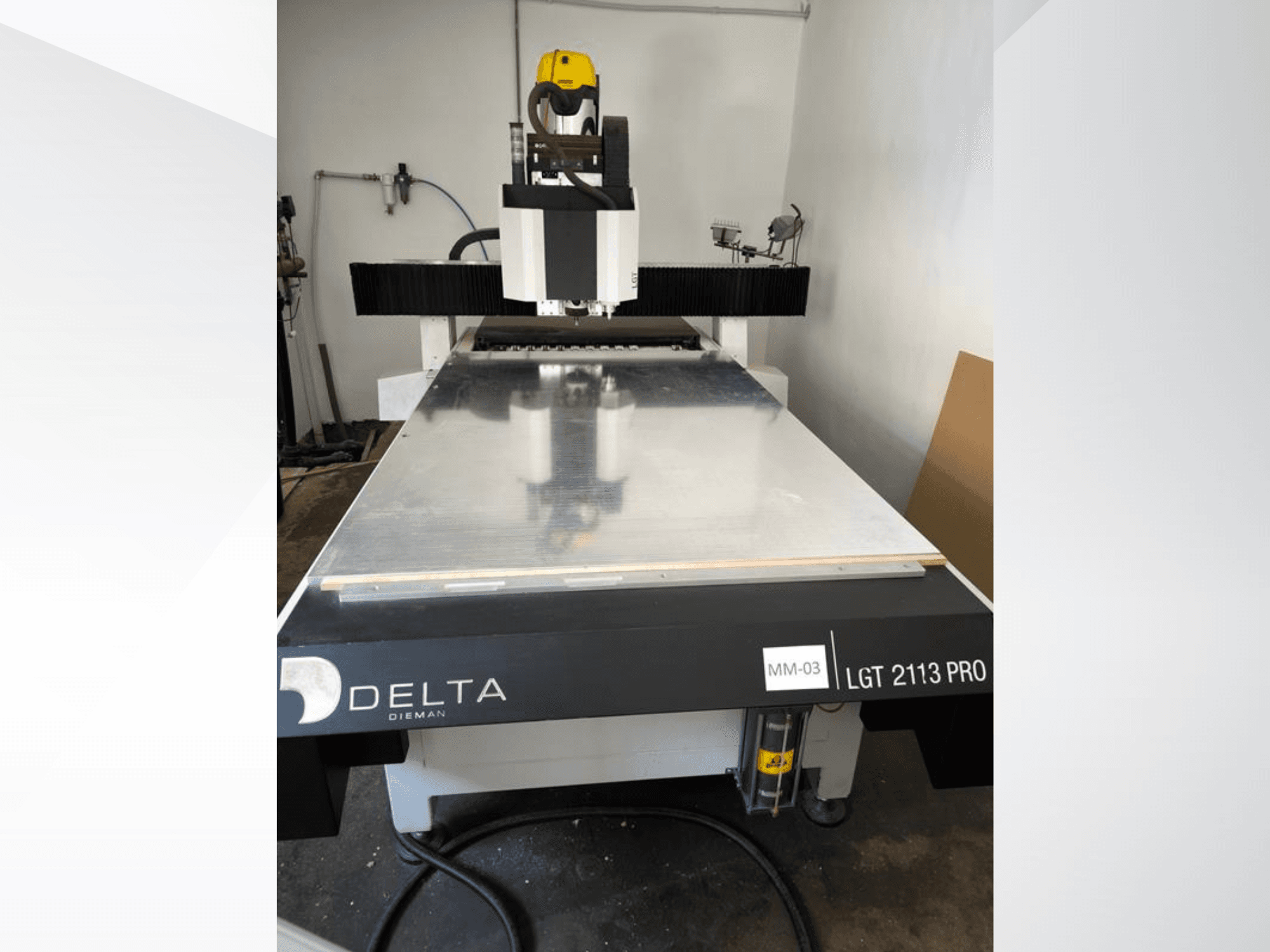 Fraiseuse à portique Delta LGT2113 PRO, vue de face, mettant en évidence la surface en aluminium et les détails du panneau de commande.