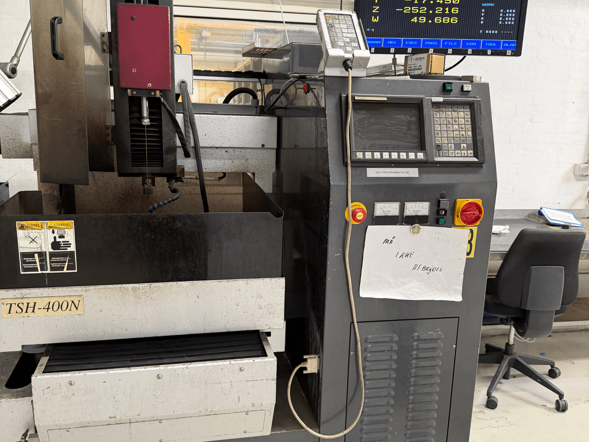 Machine d'électroérosion par enfonçage TOPEDM TSH-400N, vue de face montrant le panneau de commande, la zone d'usinage et les voyants de fonctionnement.