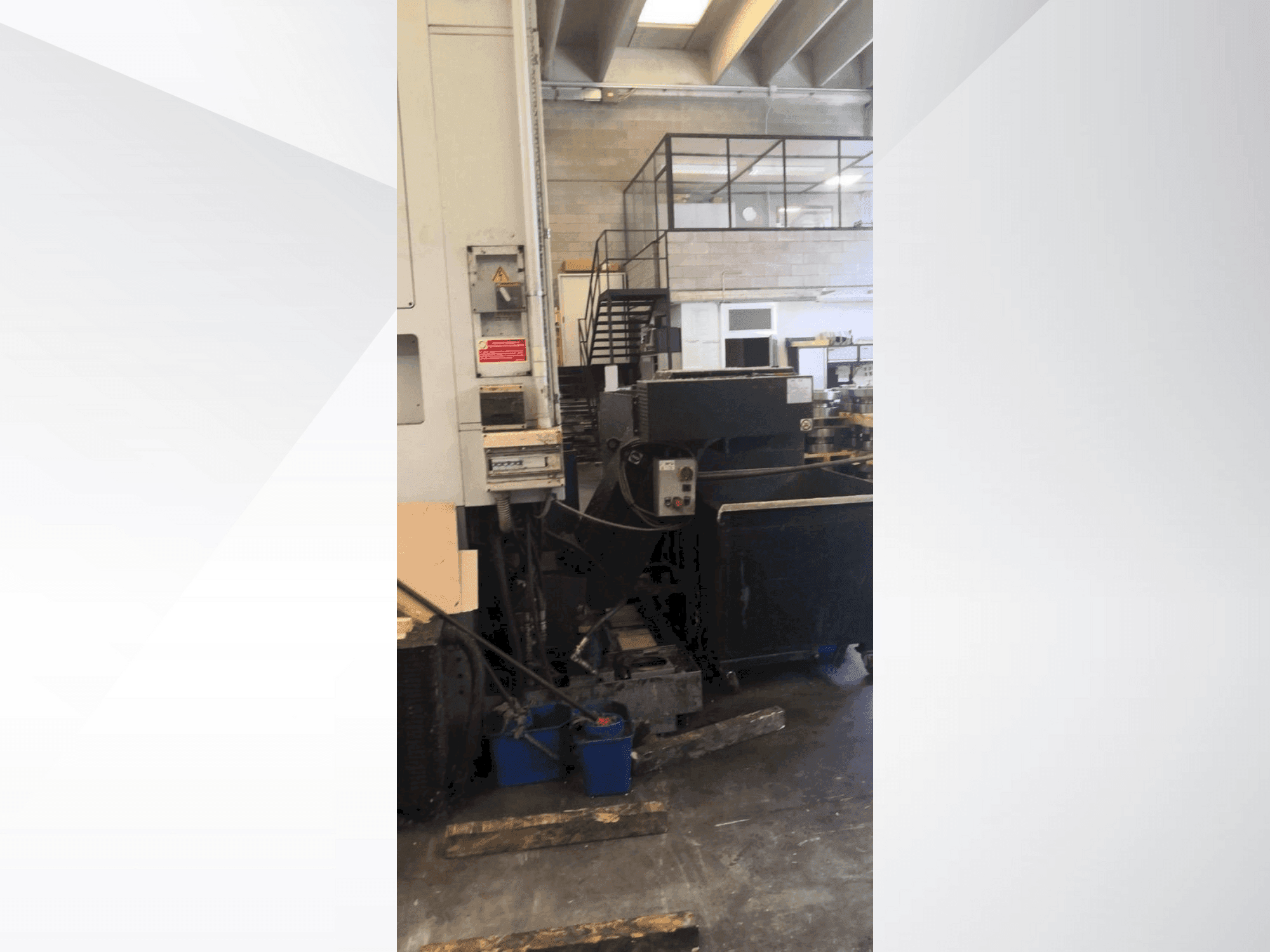 Vue de face de la machine DOOSAN VT 900