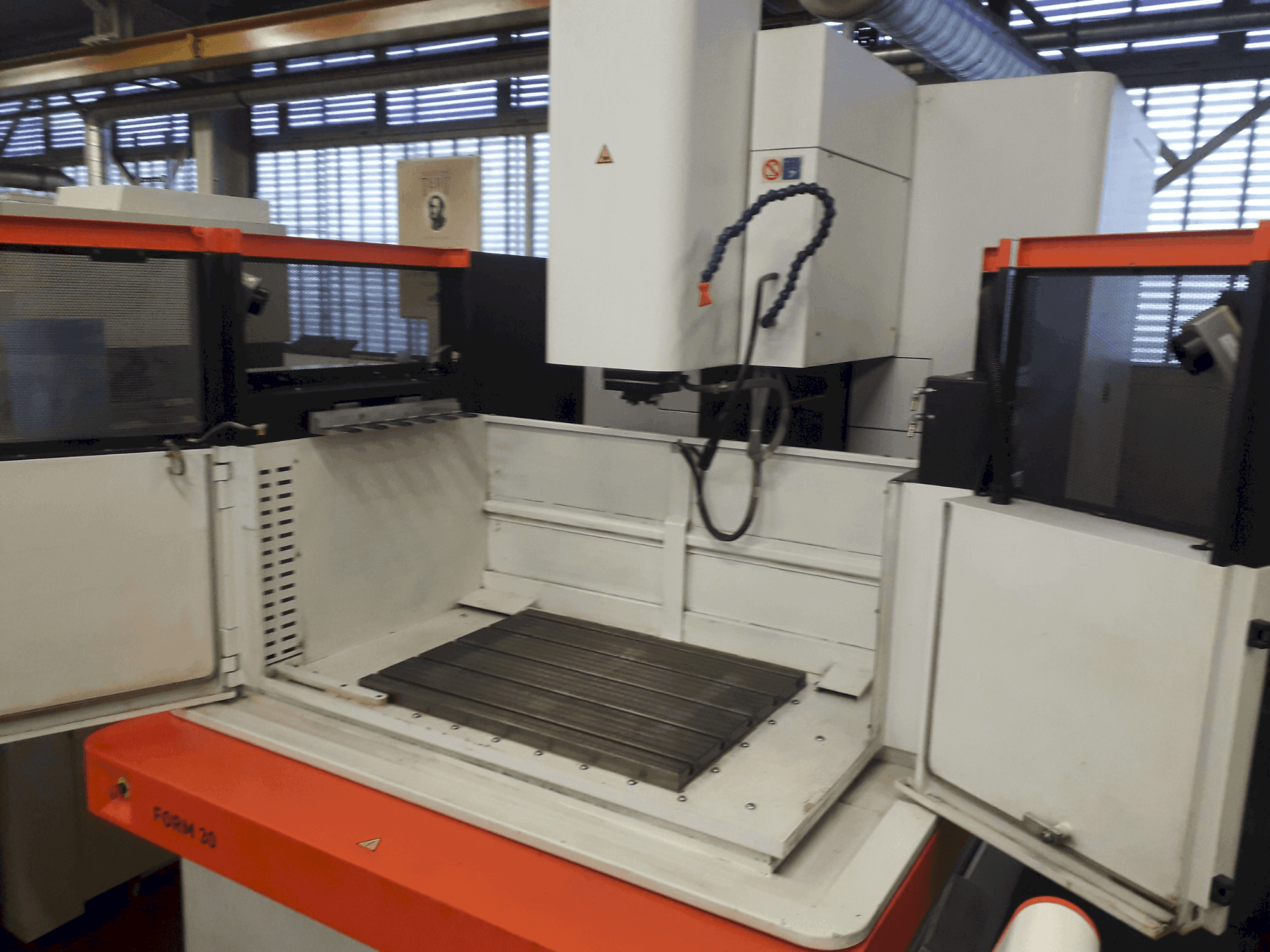 Vue de face de la machine AgieCharmilles FORM 30