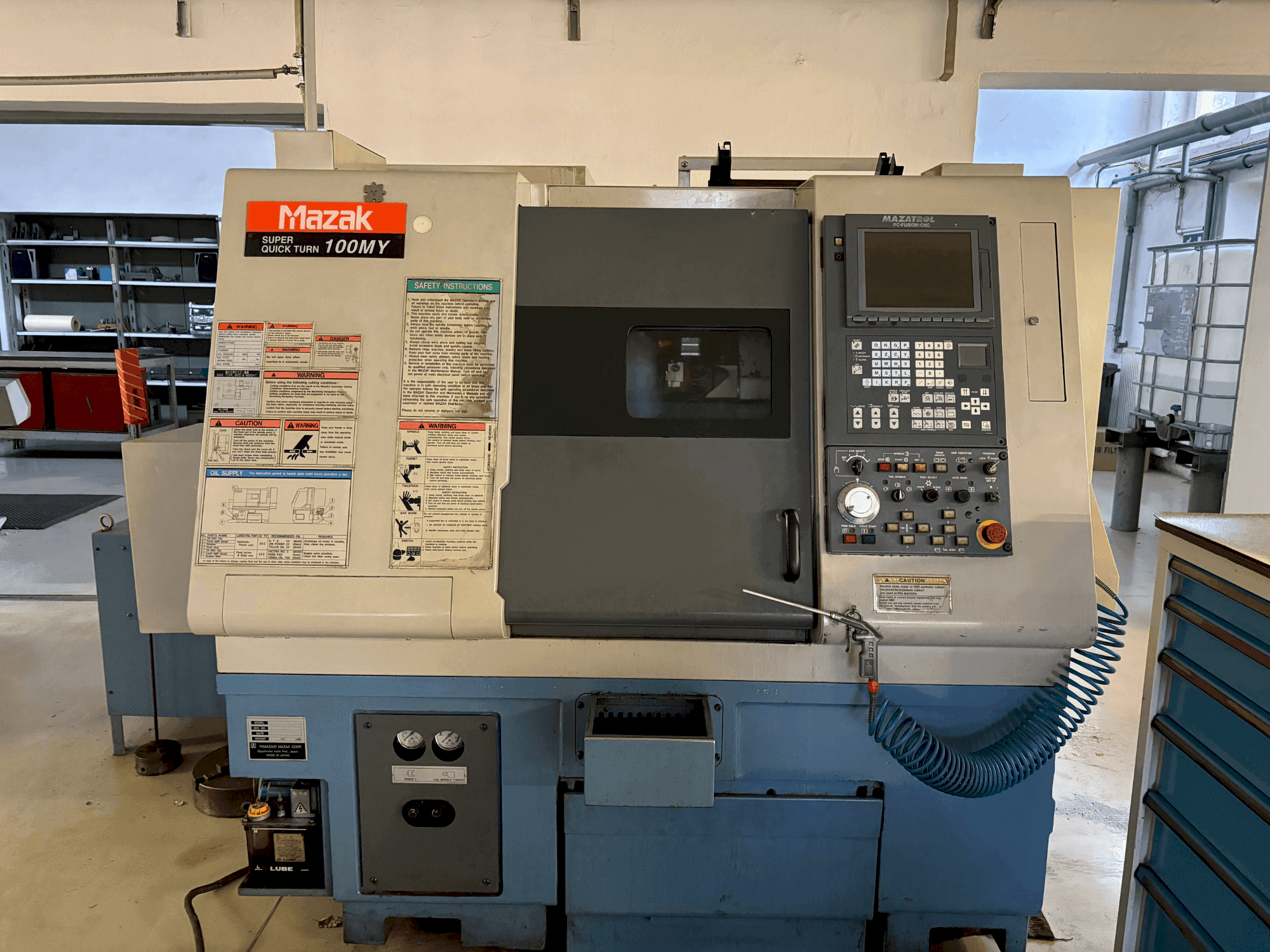 Vue de face de la machine Mazak Super Quick Turn 100 MY