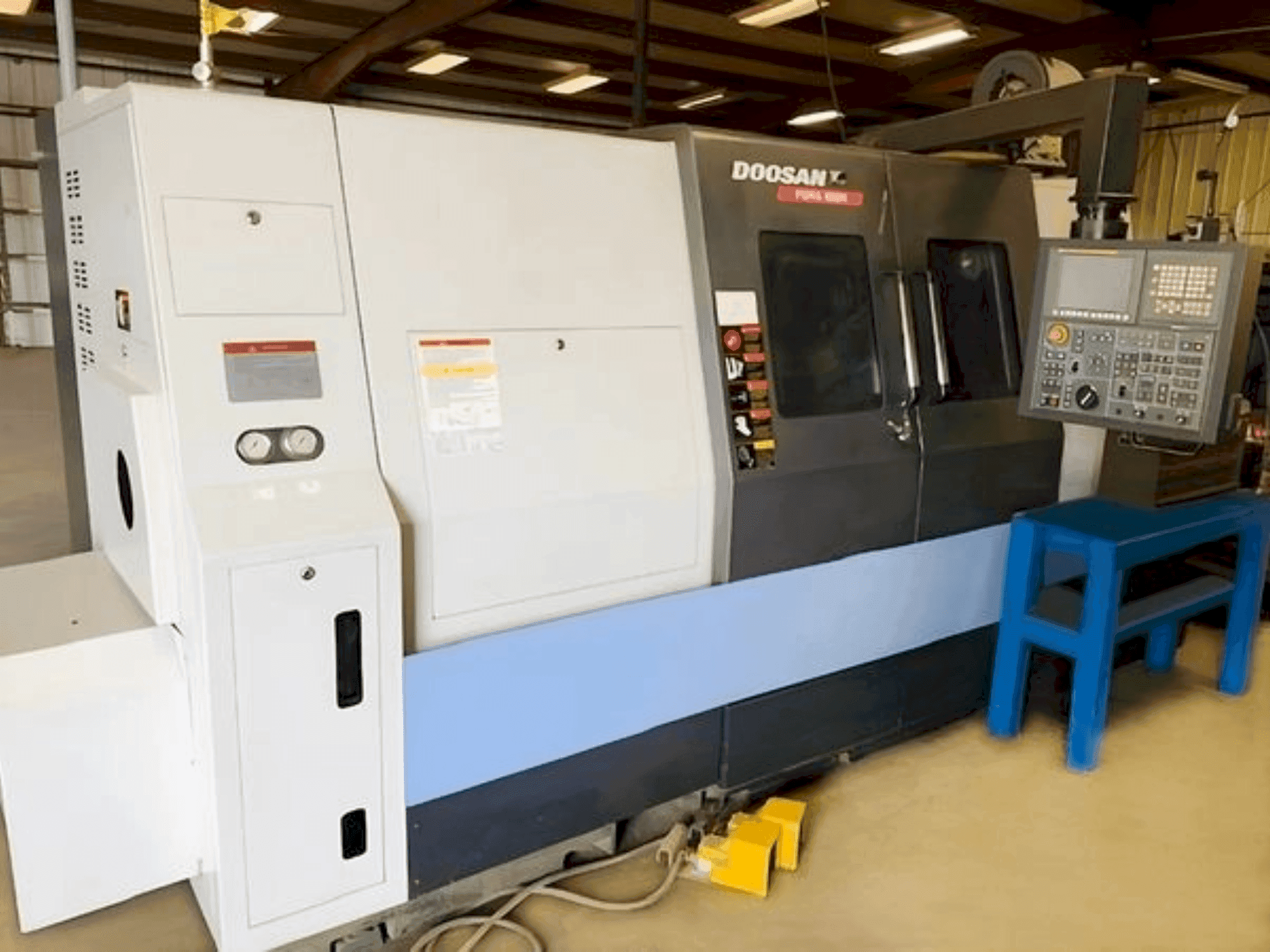 Vue de face de la machine DOOSAN PUMA 400MB
