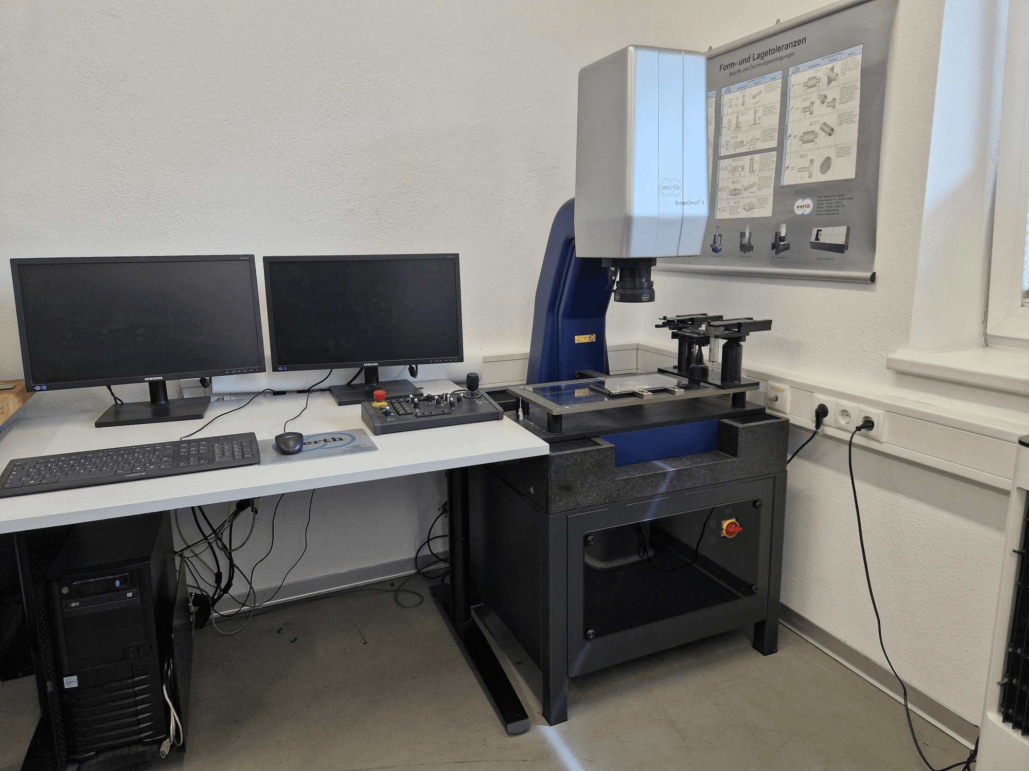 MMT Werth Scopecheck 300S dans une configuration de laboratoire ; comprend une table de mesure, deux moniteurs et un panneau de commande.