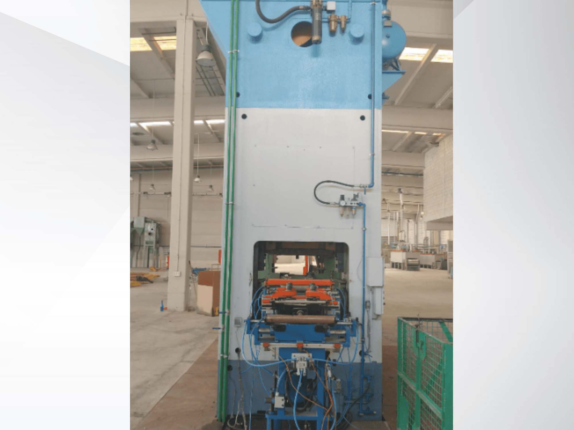 Presse d'estampage mécanique AIDA 315/2MR/LD/TE 3, vue de face montrant le panneau de commande et les conduites hydrauliques en usine.