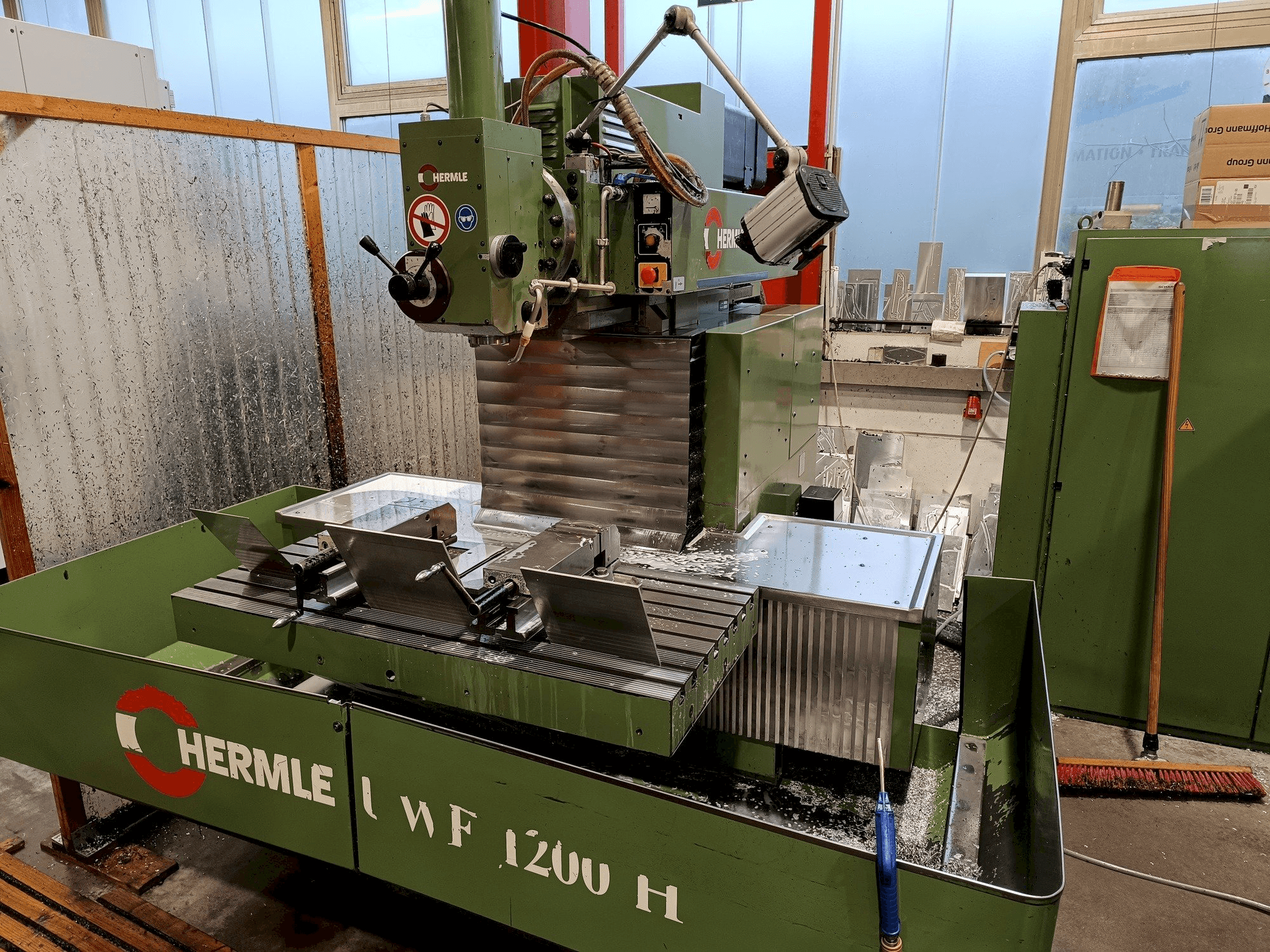 Vue de face de la machine HERMLE UWF1200