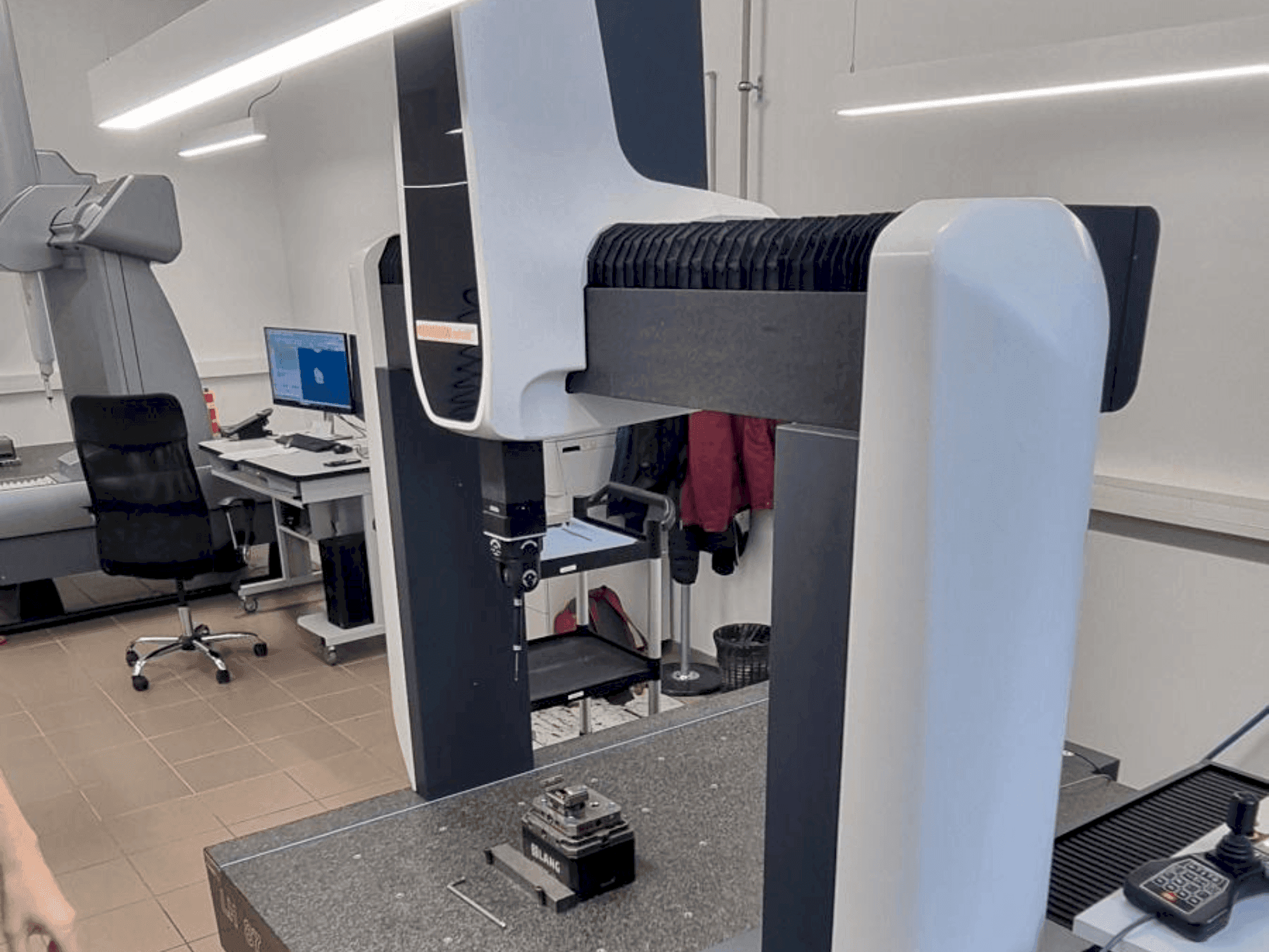 Vue de face de la machine Wenzel LH87