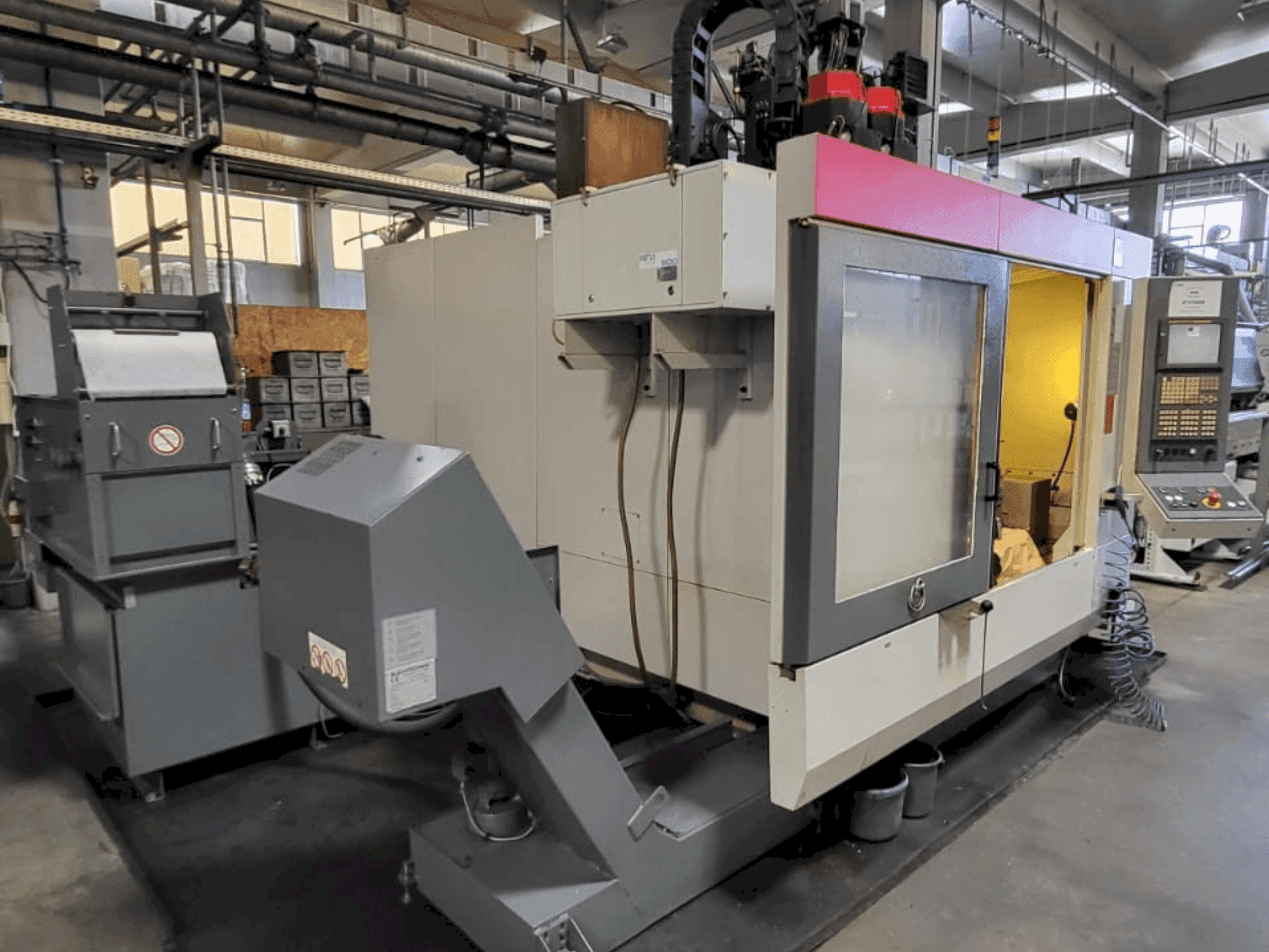 Vue de face de la machine STAMA MC526