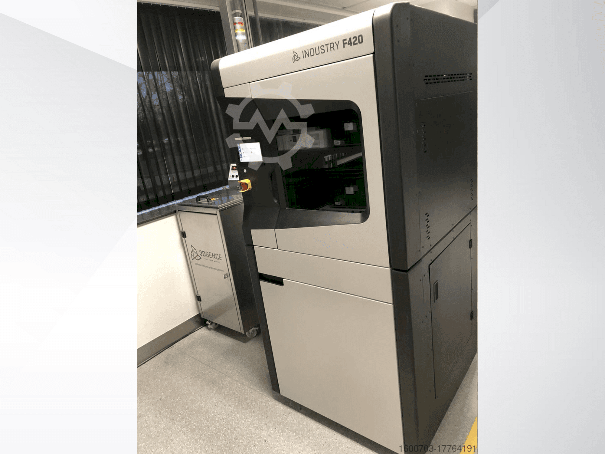 Vue de face de la machine 3DGENCE Industry F420