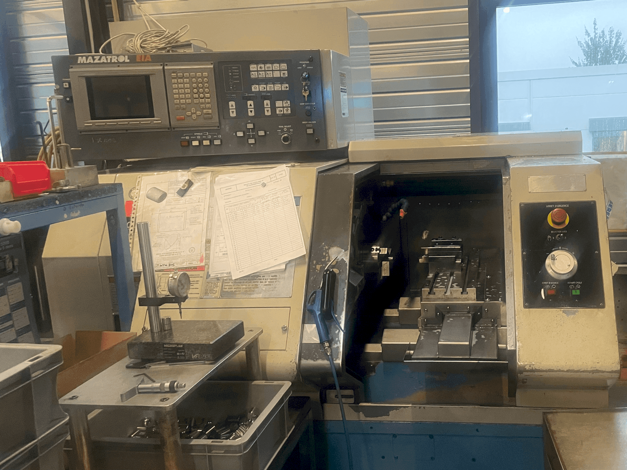 Vue de face de la machine Mazak QT6 T (2007)+MAZAK QT6 G (2002)+1 LNS Hydrobar mini sprint