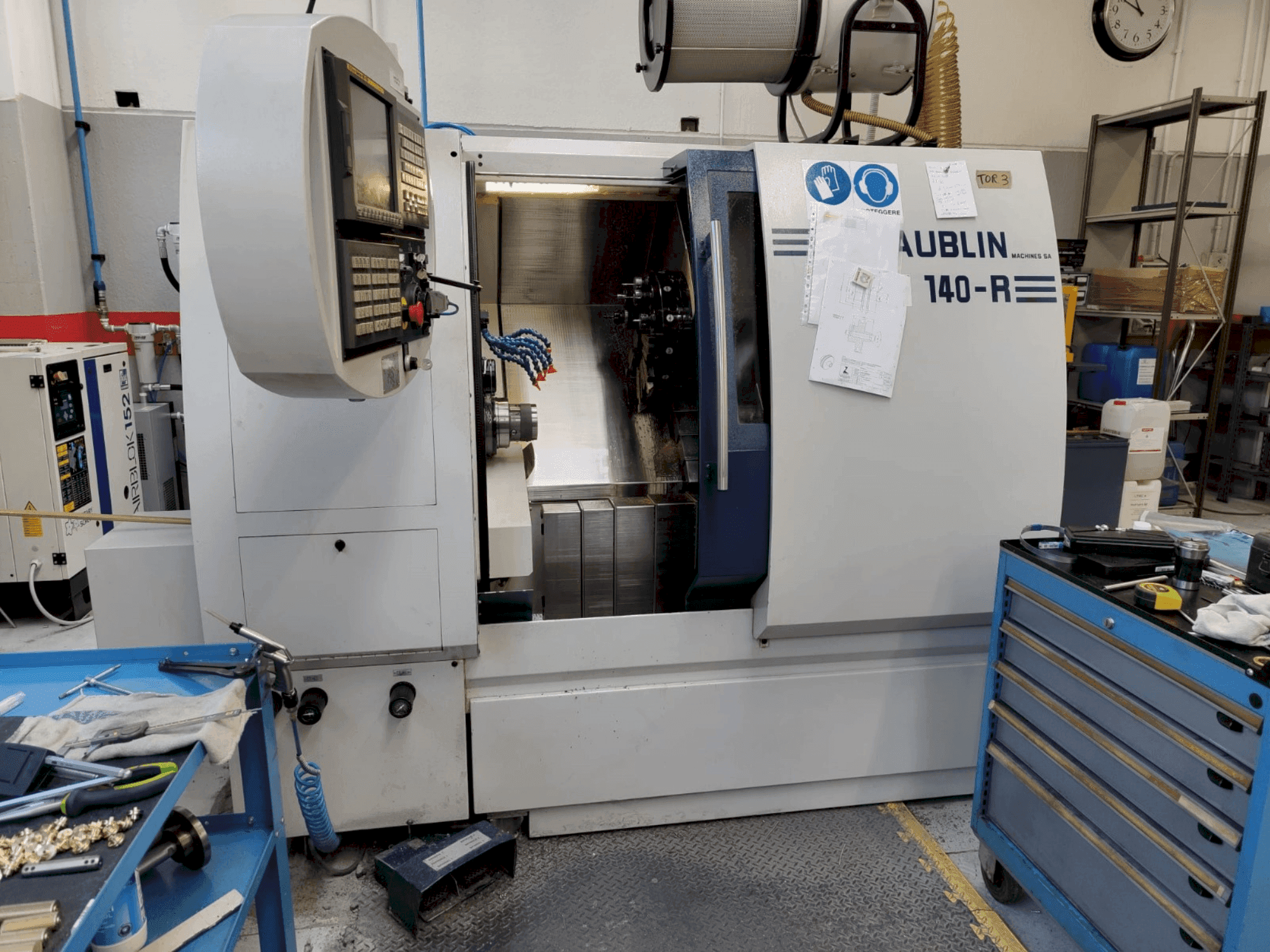 Vue de face de la machine SCHAUBLIN 140R CNC