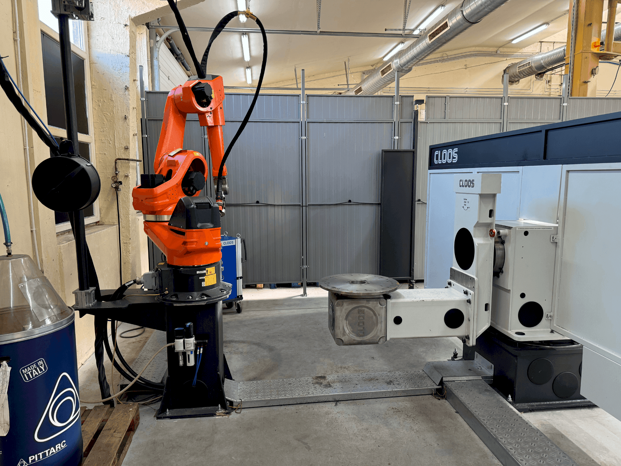 Vue de face de la machine CLOOS QIROX CS-50
