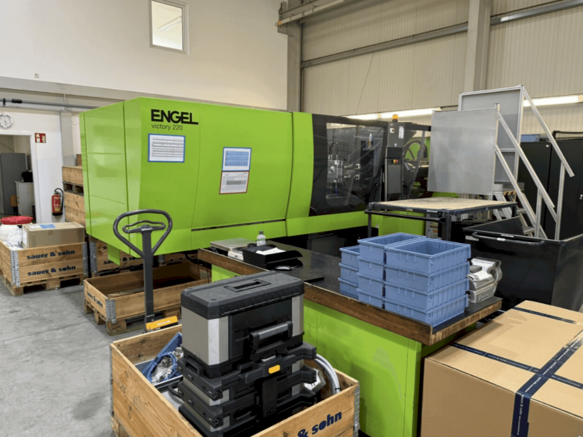 Vue de face de la machine Engel Victory 750 / 220 spex