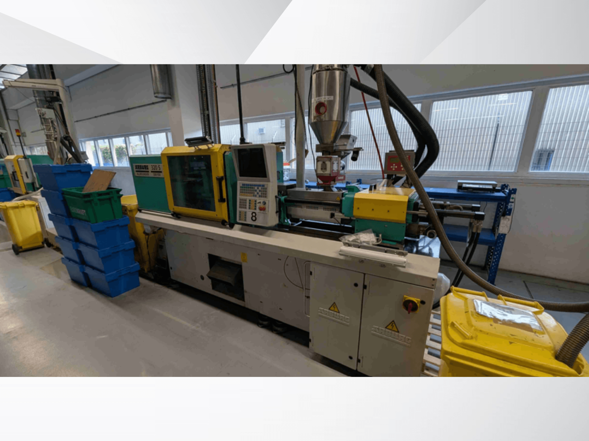 Machine de moulage par injection hydraulique Arburg 320 S 350-150, vue de face, montrant les commandes, l'extrudeuse et les bacs à matière colorée.