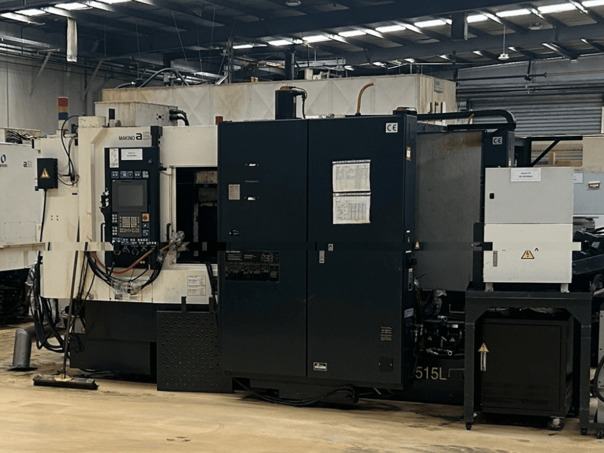 Centre d'usinage horizontal Makino A51-5XR, vue de face montrant le panneau de commande, l'alimentation électrique et les composants de la machine.