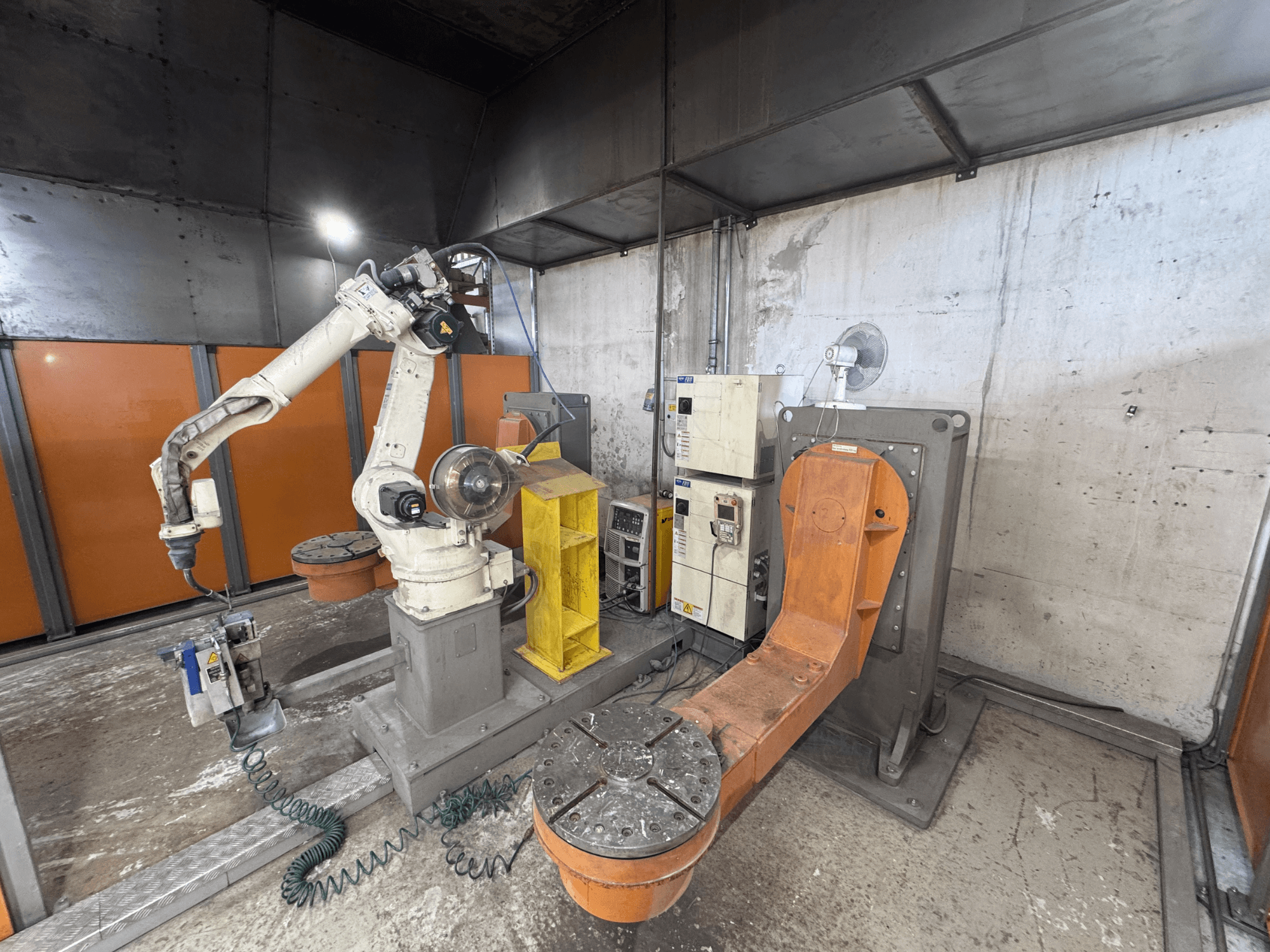 Bras robotique DAIHEN VARSTROJ FD-B4L 1GM/2DM en milieu industriel, vue latérale avec panneau de commande et base pivotante visibles.