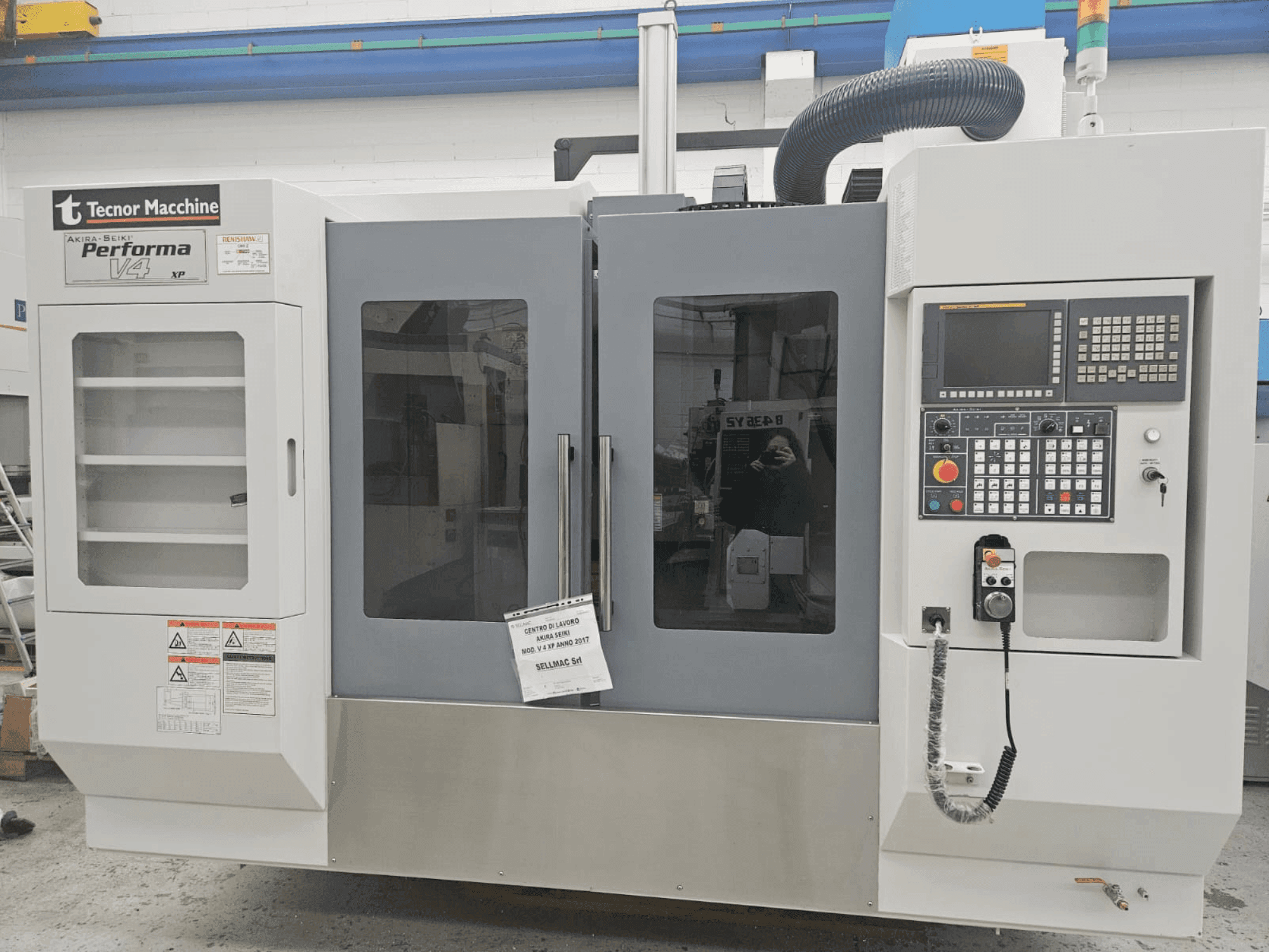 Vue de face de la machine Akira Seiki Performa V 4 XP