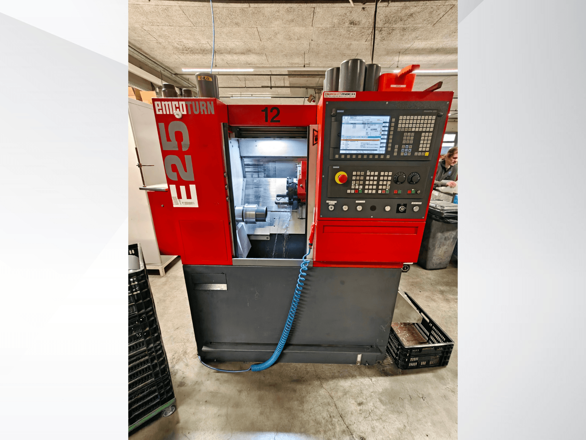 Vue de face du tour horizontal EMCO E25, équipé d'un panneau de commande numérique et d'un espace de travail, mettant en évidence les détails de son fonctionnement.