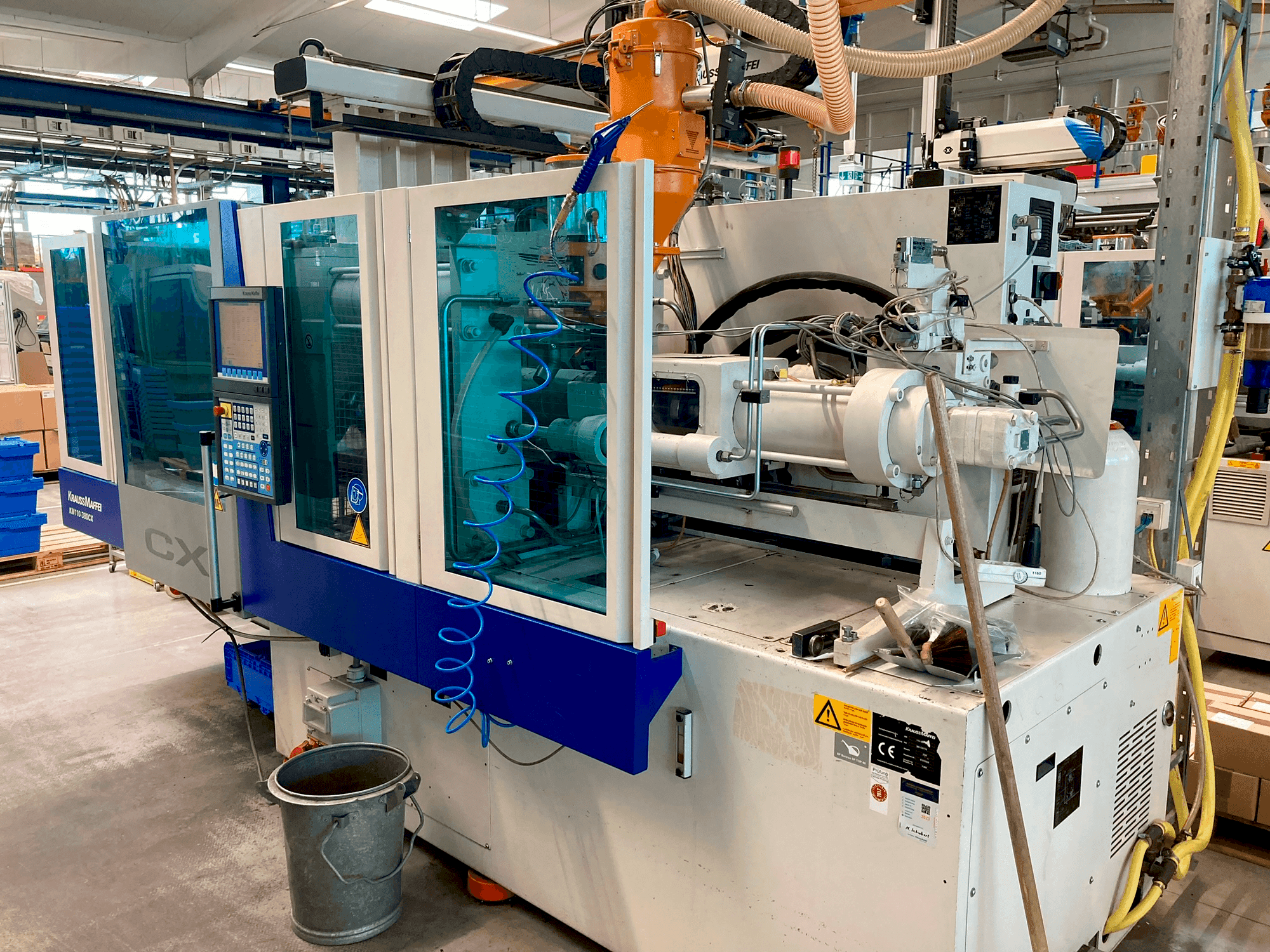 Vue de face de la machine Krauss Maffei 110–380 CX