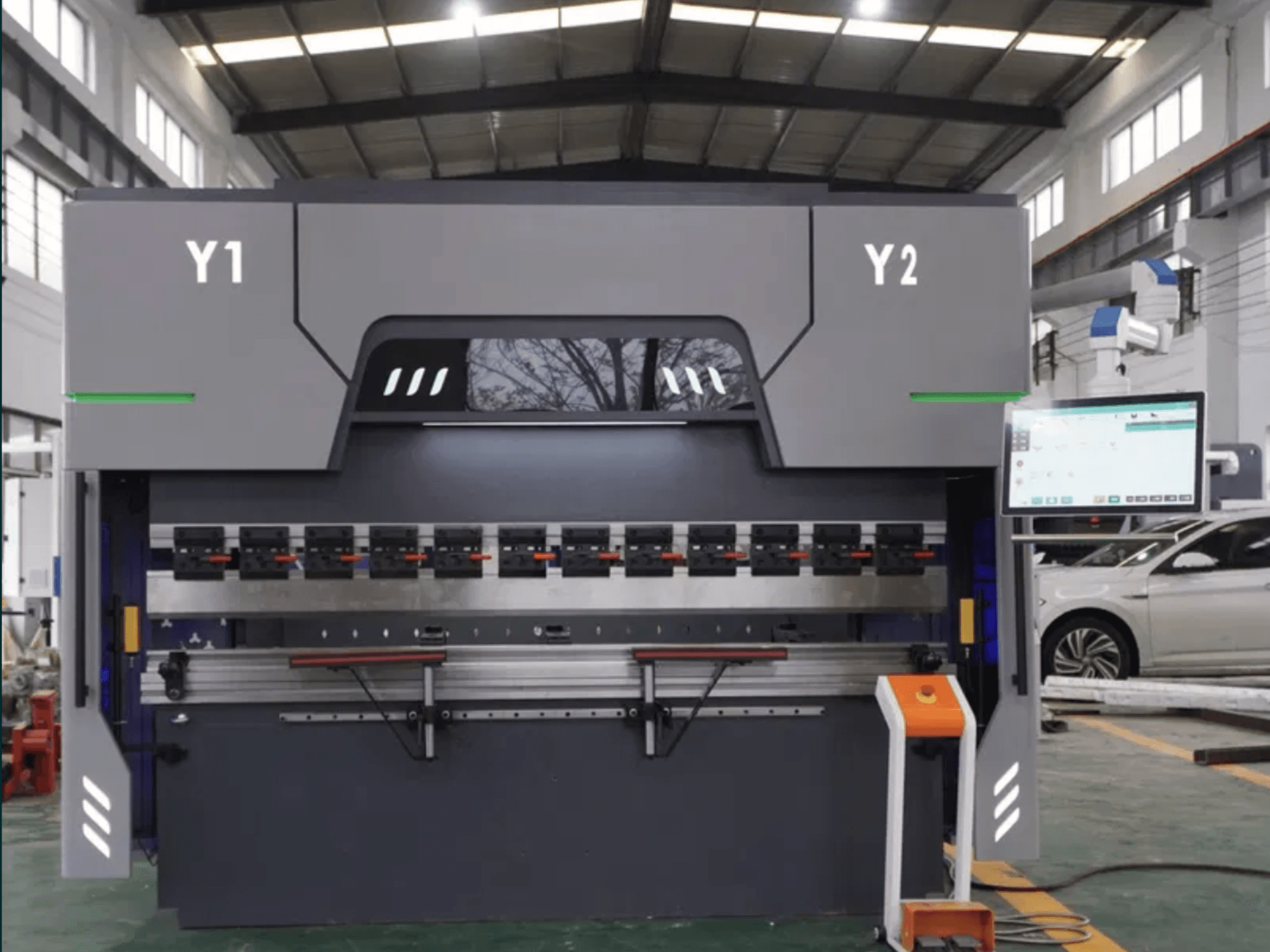 Vue de face de la presse plieuse CNC DAMAMT WC67K 63T/2500, avec son panneau de commande, ses outils de pliage et sa structure métallique.