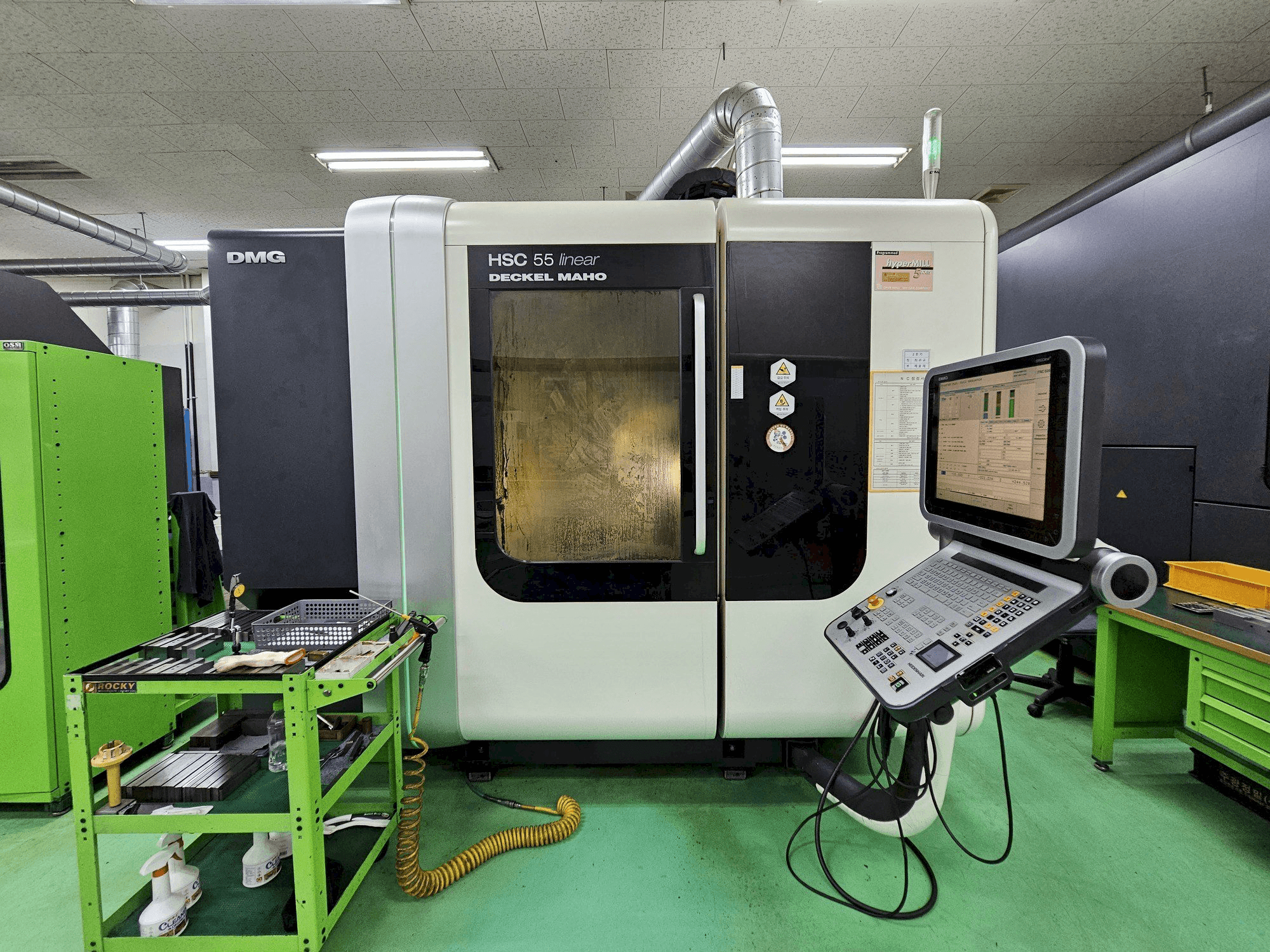 Vue de face de la machine DECKEL MAHO HSC 55 linear