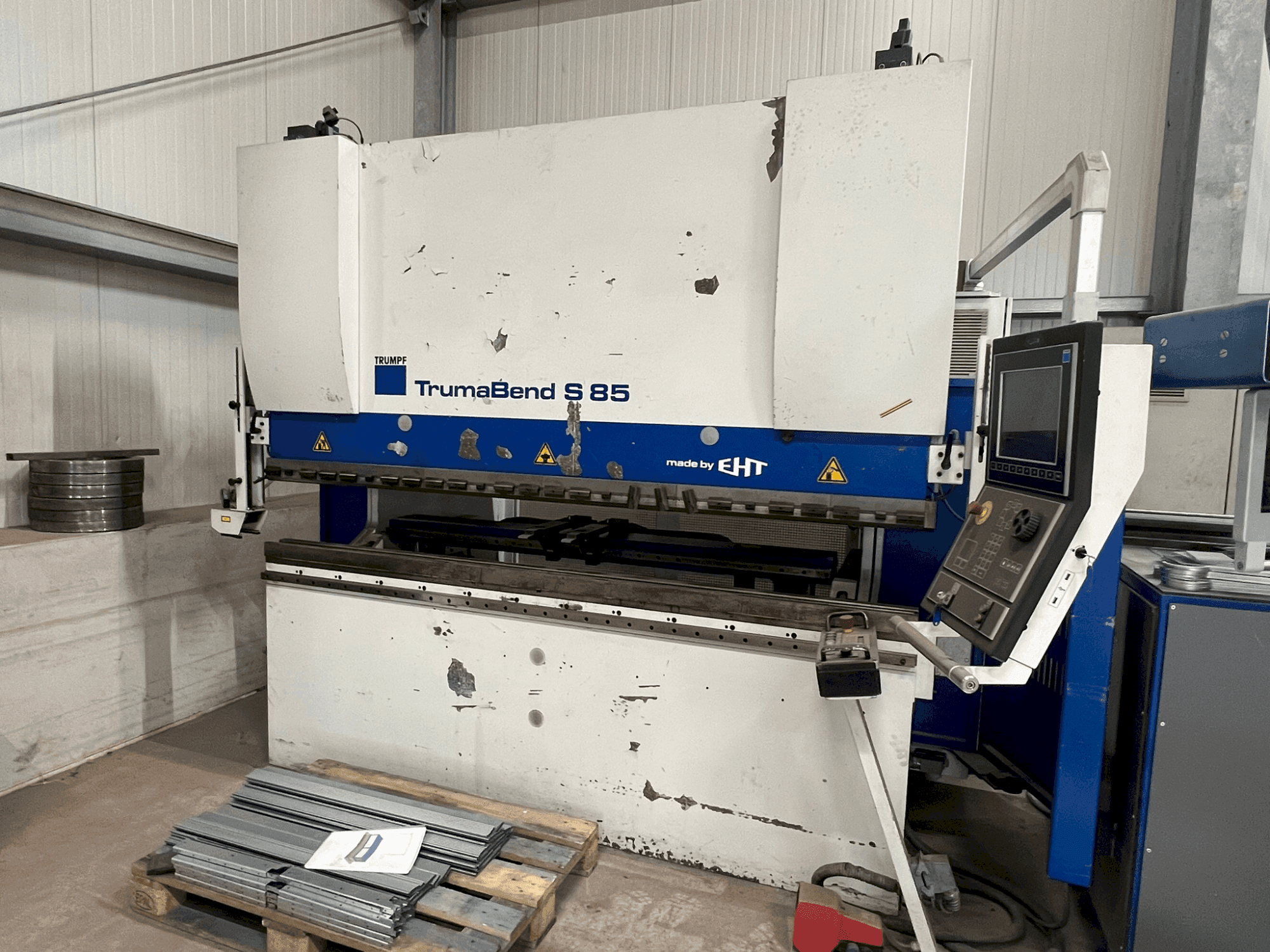 Vue de face de la machine TRUMPF TrumaBend S 85 - 25