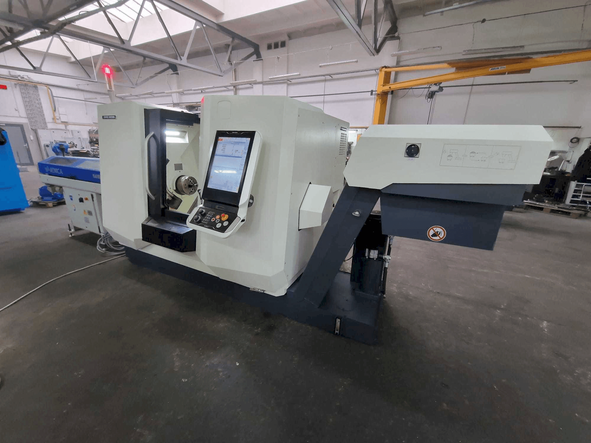 Vue de face de la machine DMG MORI CLX 350 V6
