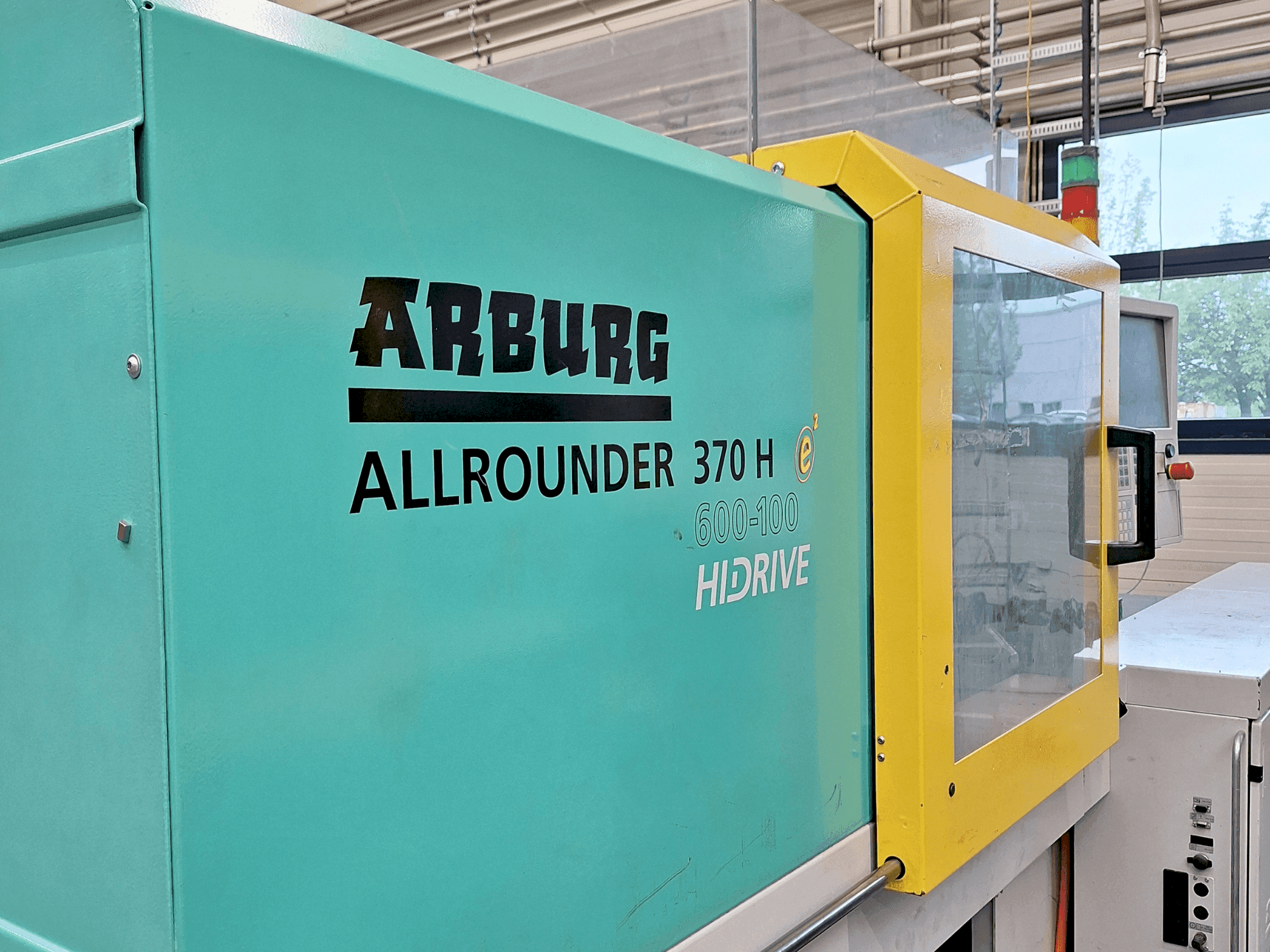 Vue de face de la machine Arburg 370 H 600-100