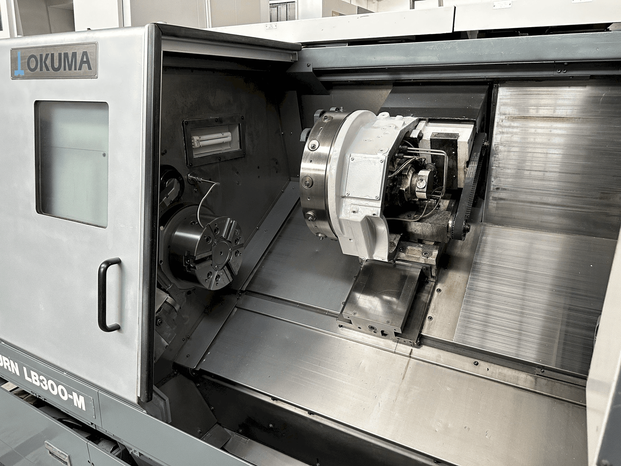 Salle de travail de la machine Okuma LB 300 MC